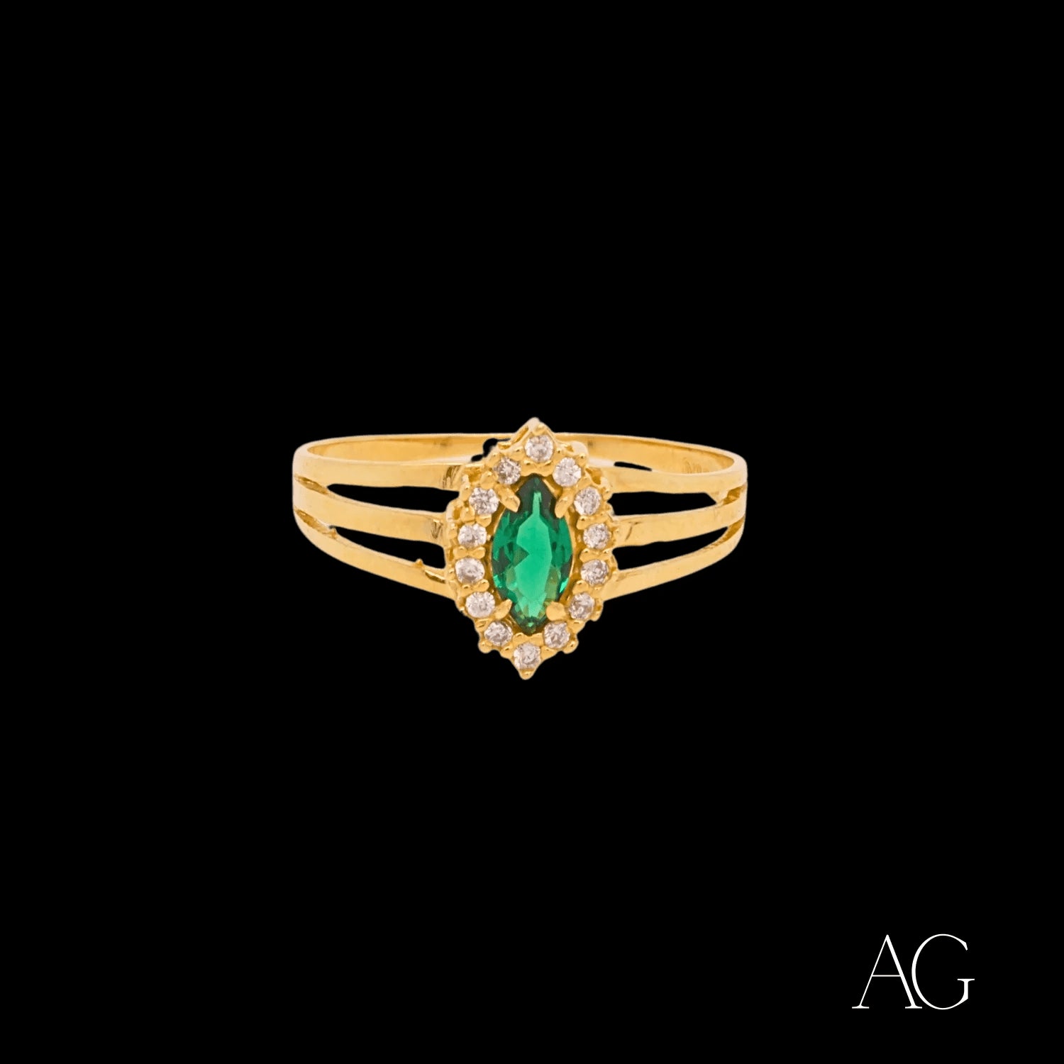 Luxurious 18k gold marquise green ring