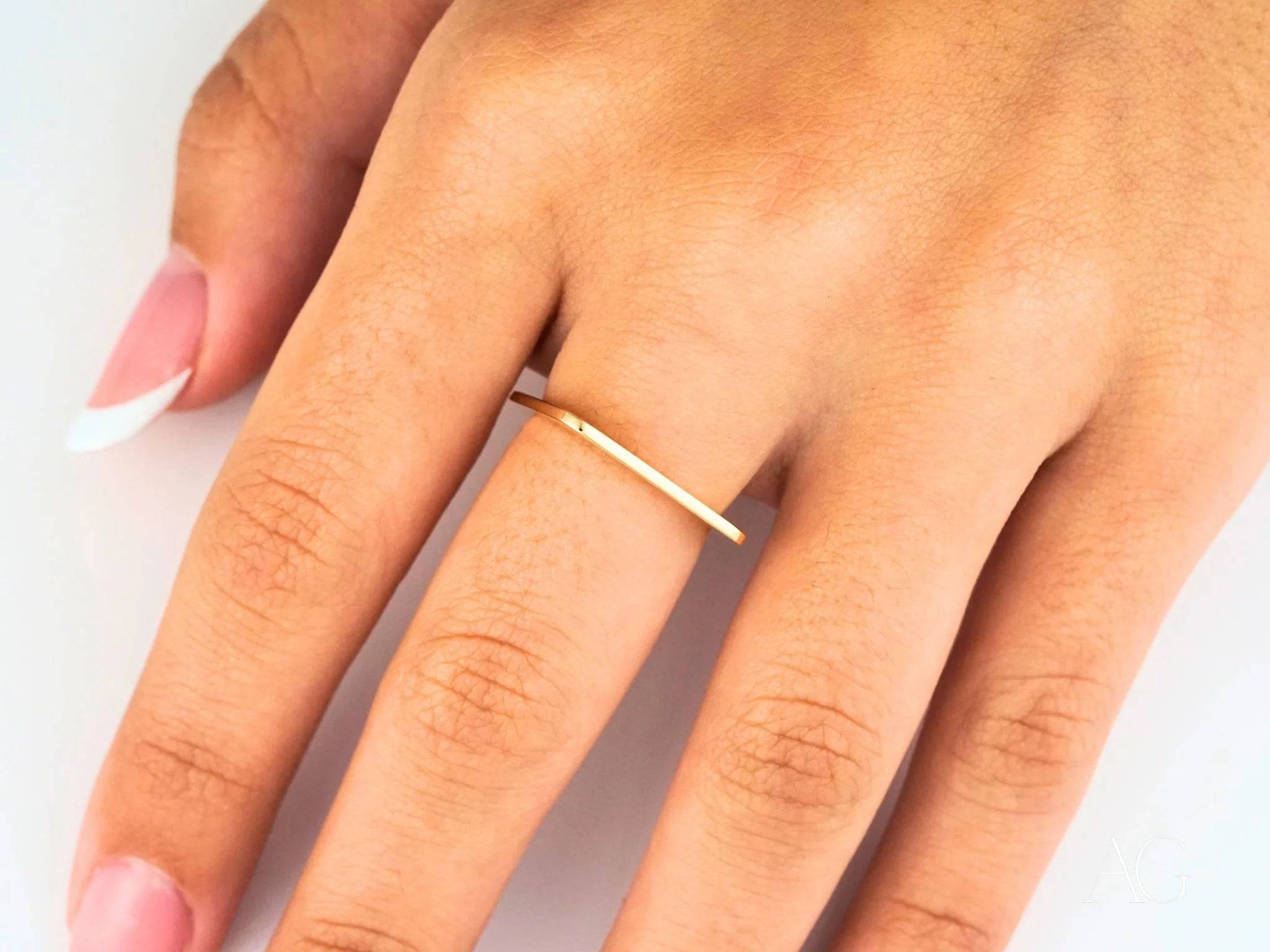 Modern elegance: square shape 18k gold ring for all occasions