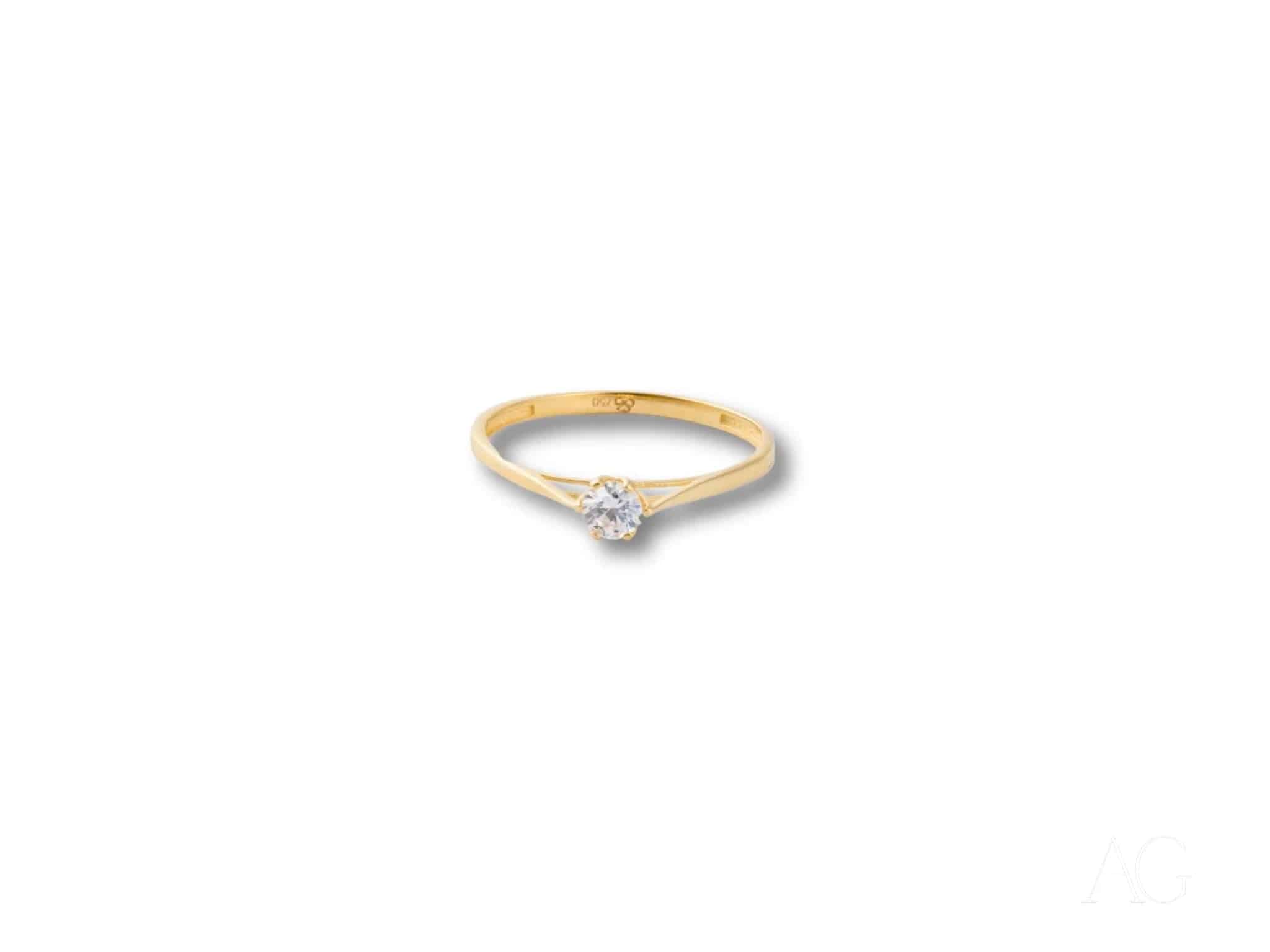 Timeless grace: 18k yellow gold cz ring for everyday elegance