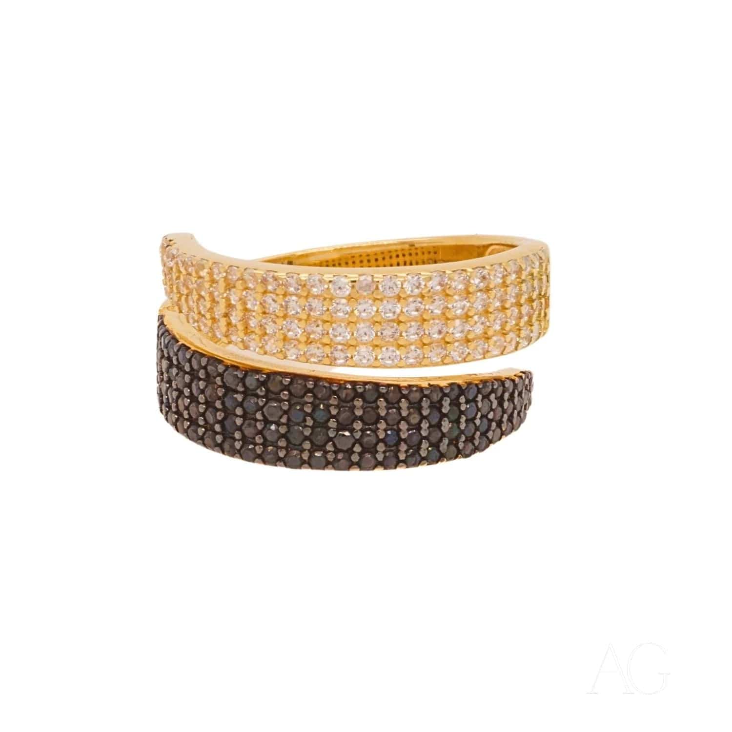 Sophisticated contrast: 18k gold ring with cz