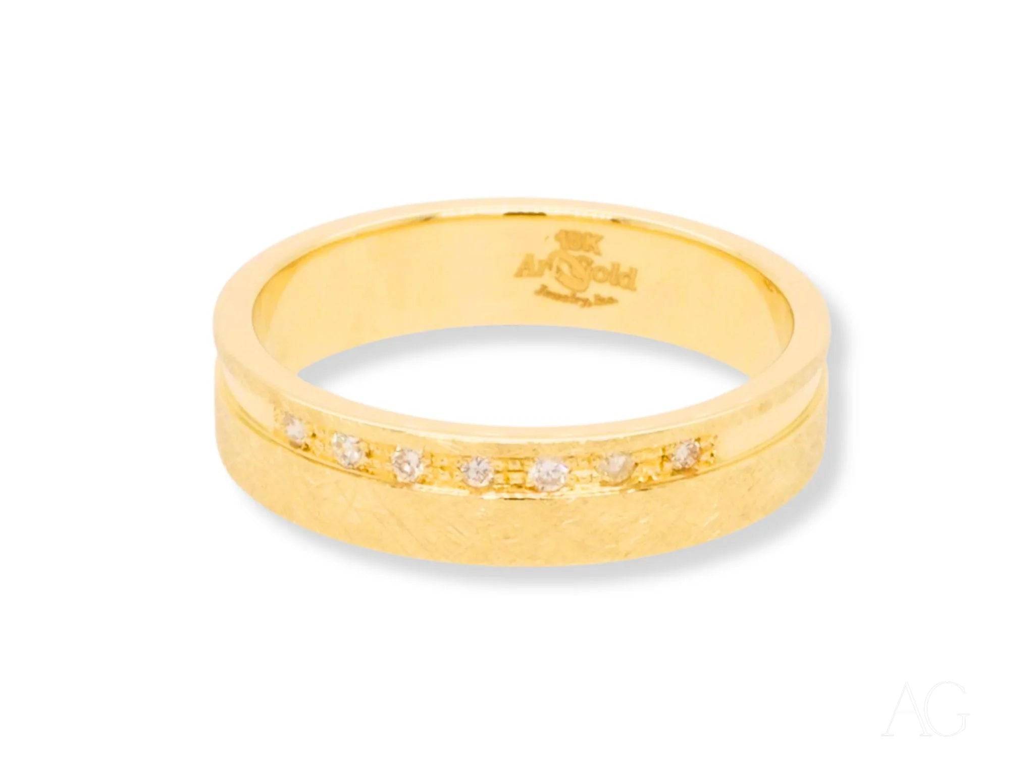 Elegant 18k Gold Diamond Wedding Band for Her