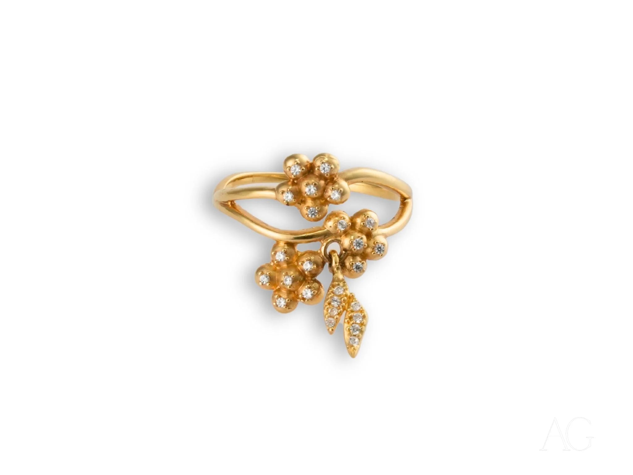 Gold ring with floral designs and diamond accents, Blossom Charm in 18k gold