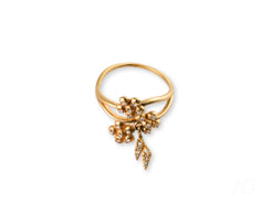 18k Gold ring featuring floral design and leaves from the Blossom Charm collection