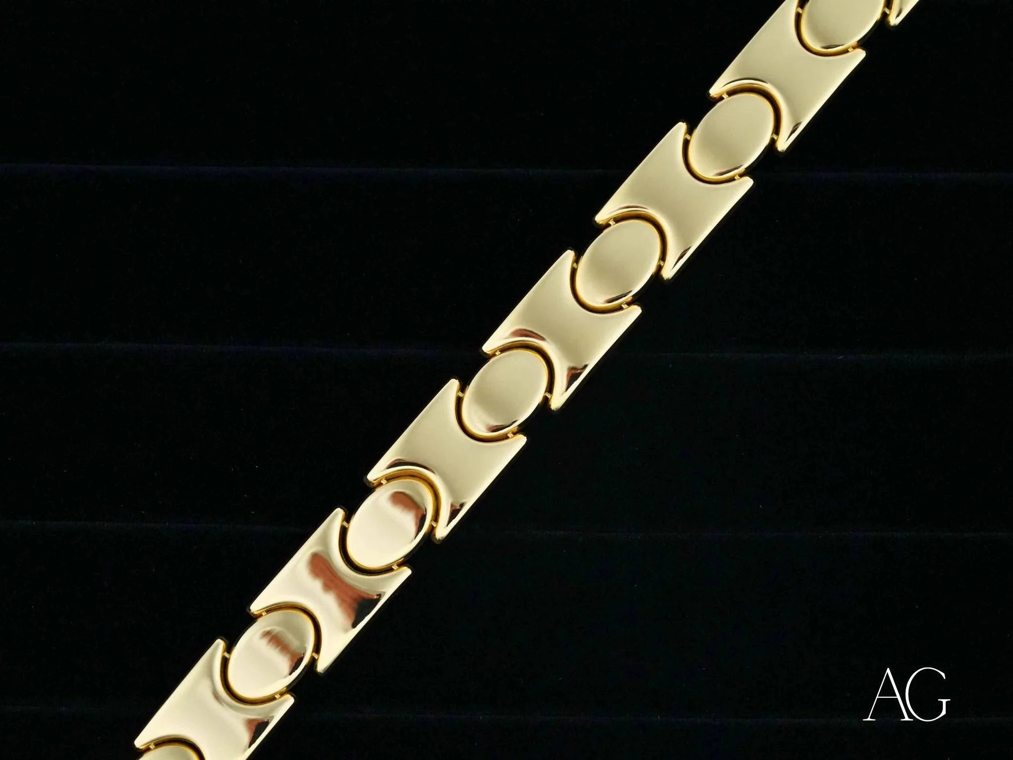 Bold and elegant men’s 18k solid gold bracelet with box clasp and circular link design