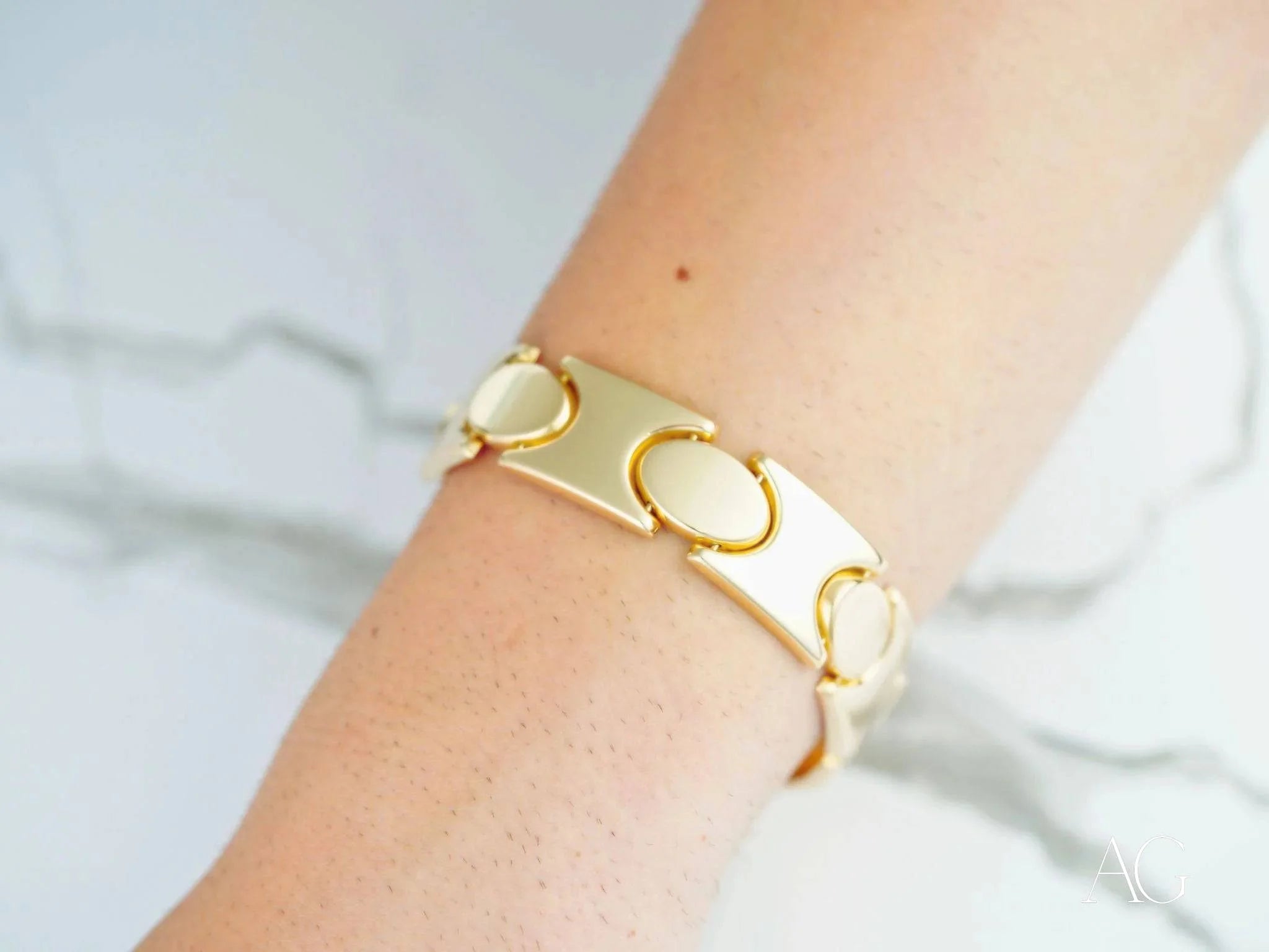 Gold bracelet with circular mother-of-pearl inlays and box clasp in 18k solid gold