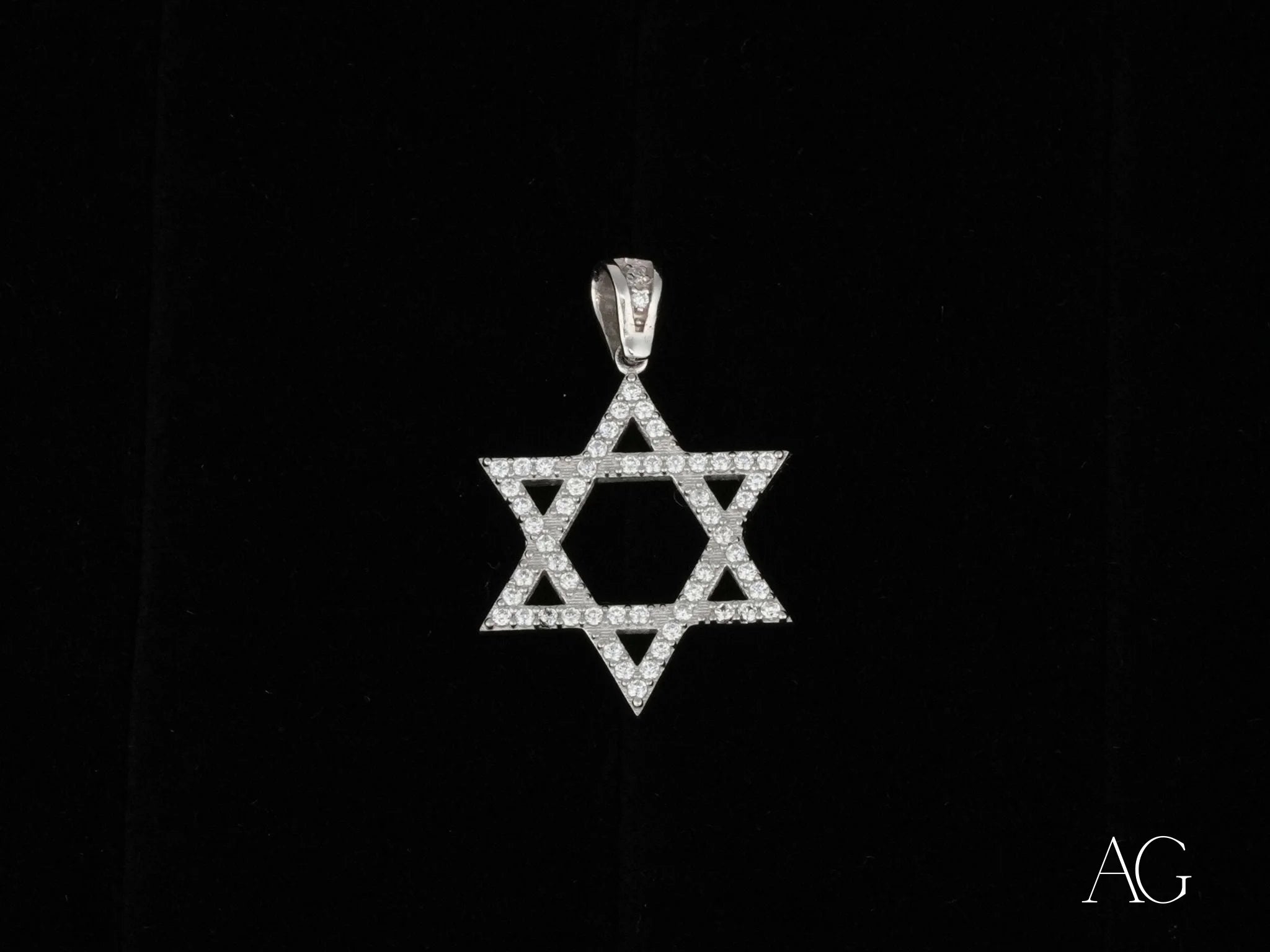 Star of David pendant in 18k white gold adorned with sparkling diamonds