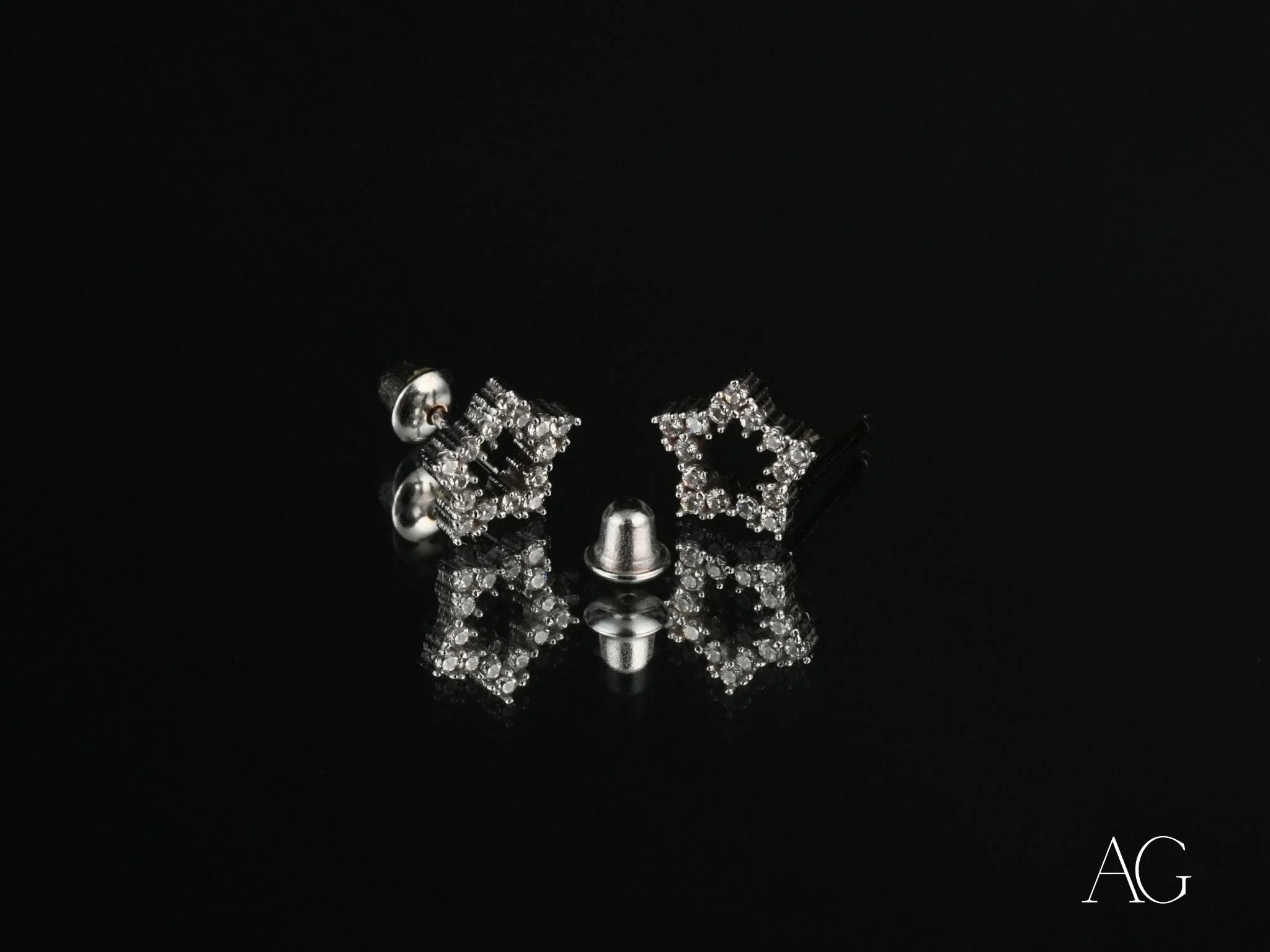 Star-shaped diamond earrings in 18K White Gold, perfect for art gold jewelry lovers