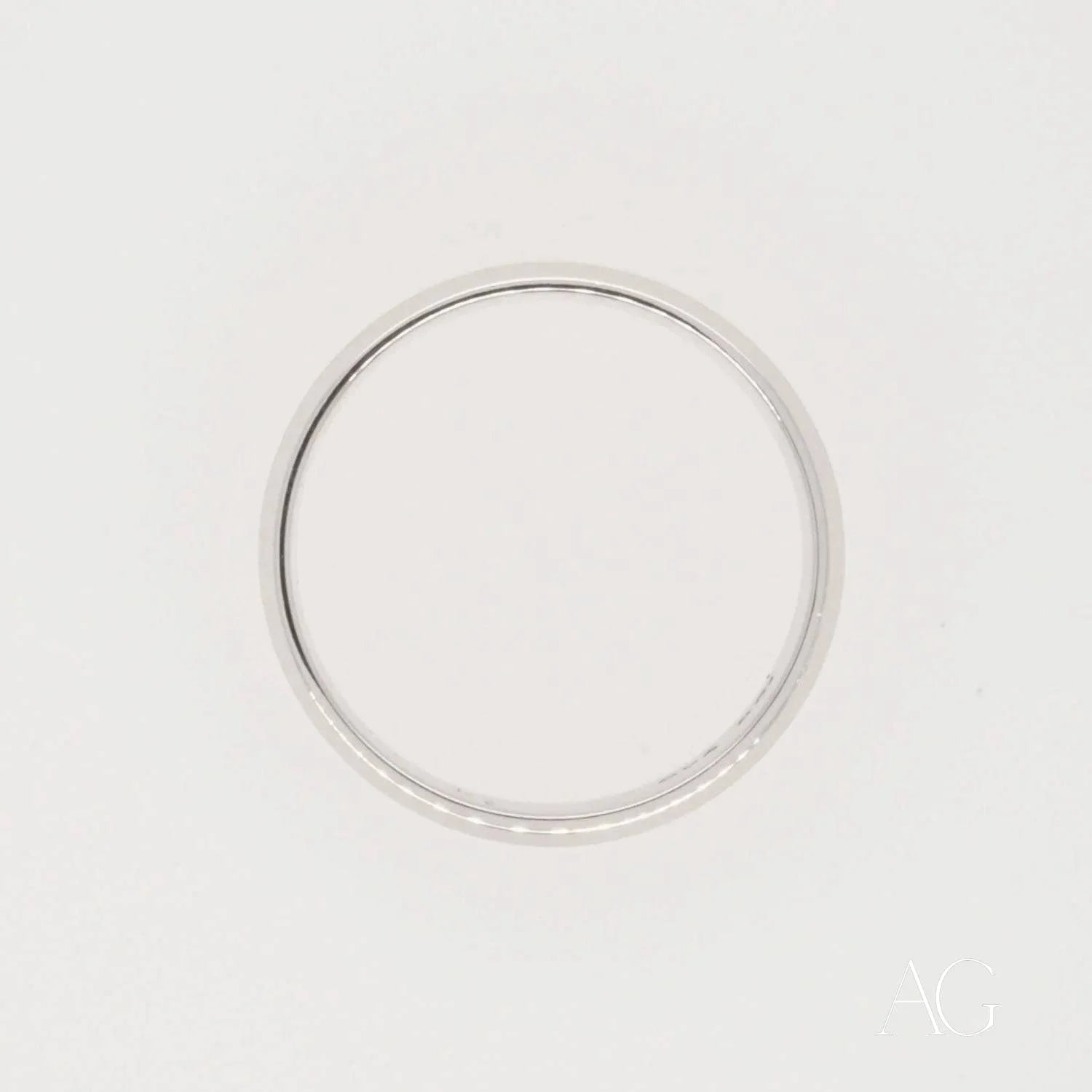 Thin circular outline in pencil representing a sleek 18k white gold wedding band design