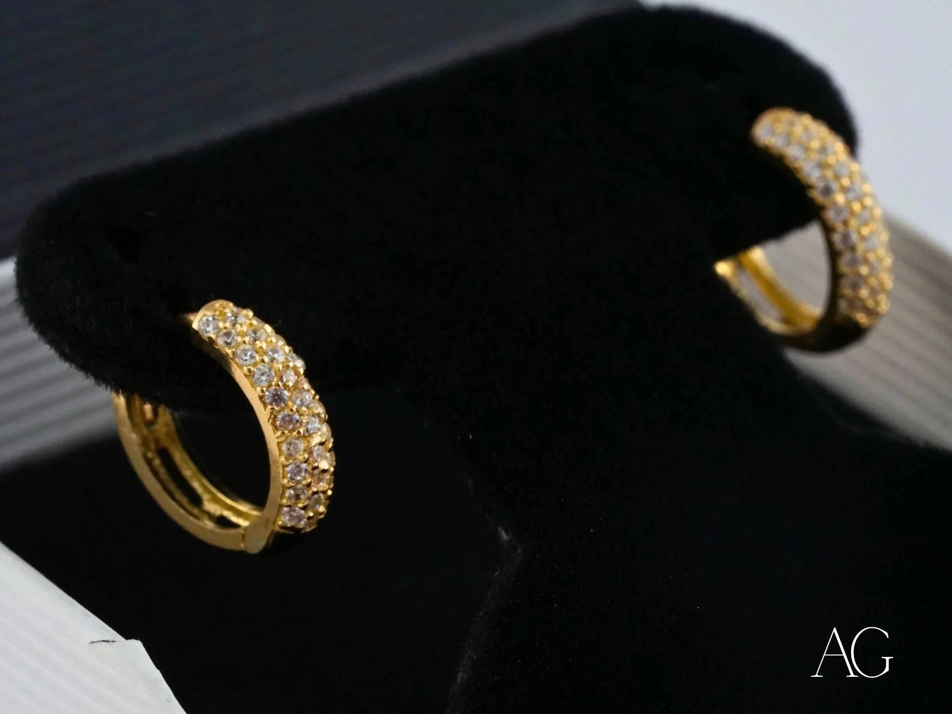 Dazzling 18k yellow gold mini hoop earrings encrusted with crystals for elegance