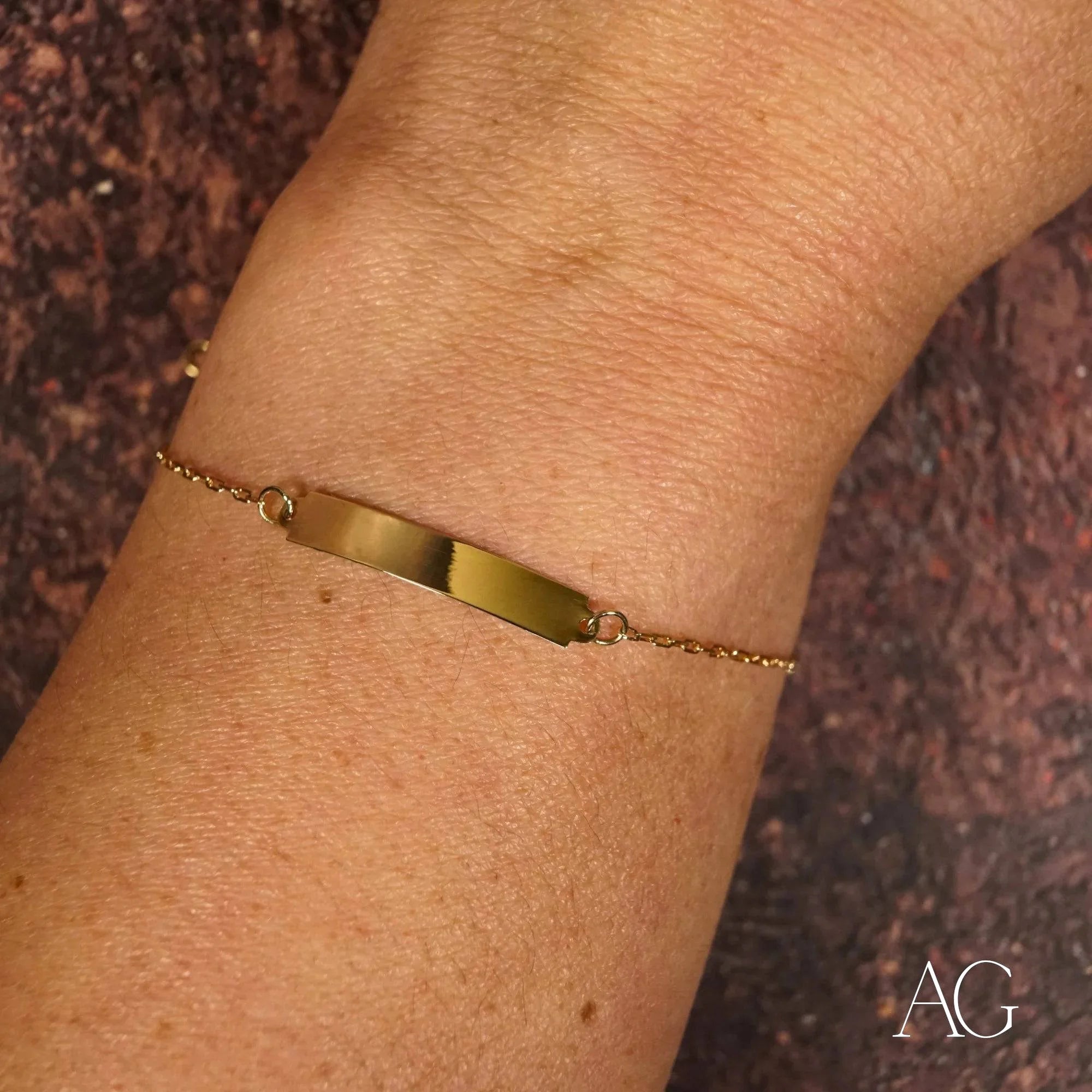 Gold bracelet with a flat nameplate and delicate chain in 18k solid gold for kids