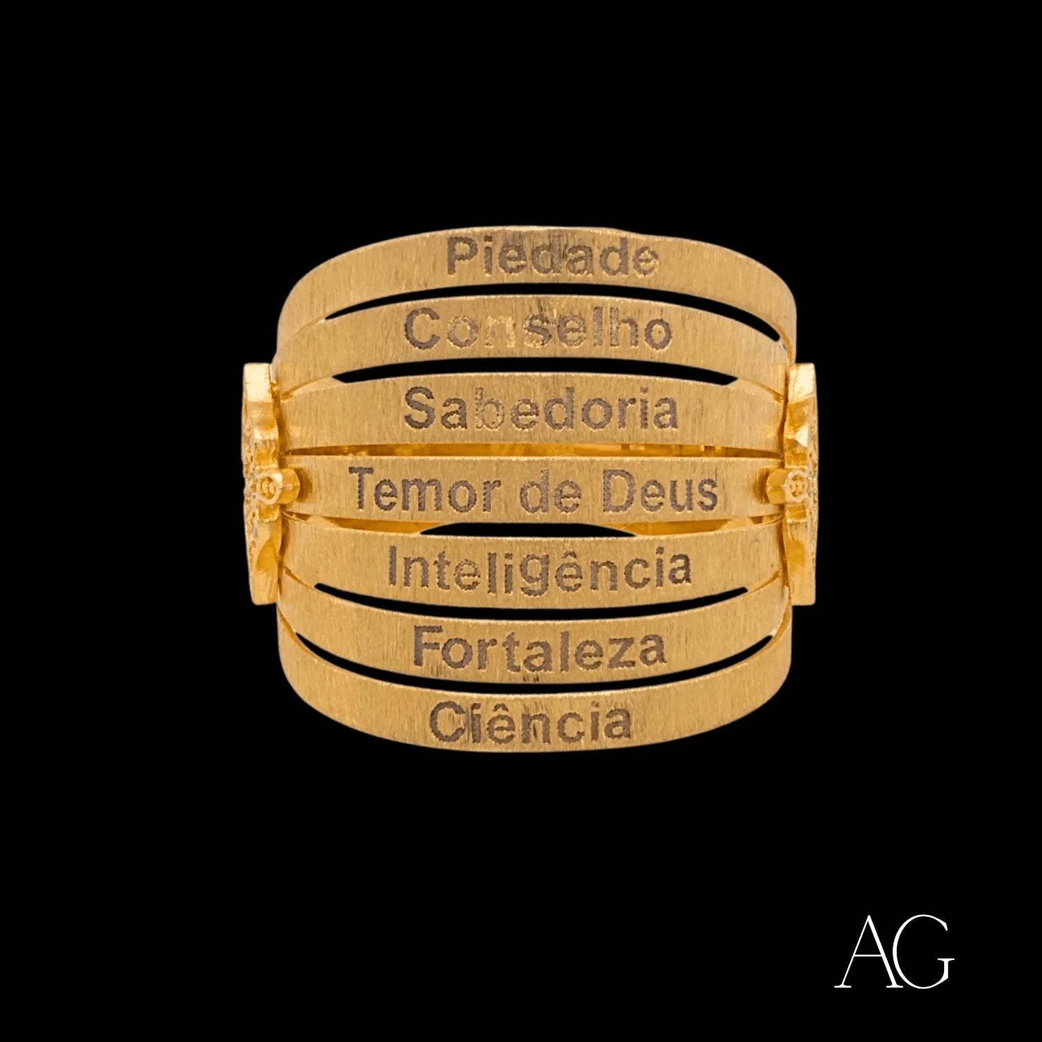 Gold ring with engraved Portuguese words in the Divine Elegance Christian style