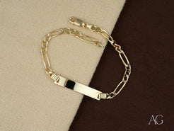 Gold chain bracelet featuring a rectangular nameplate in 18k solid gold