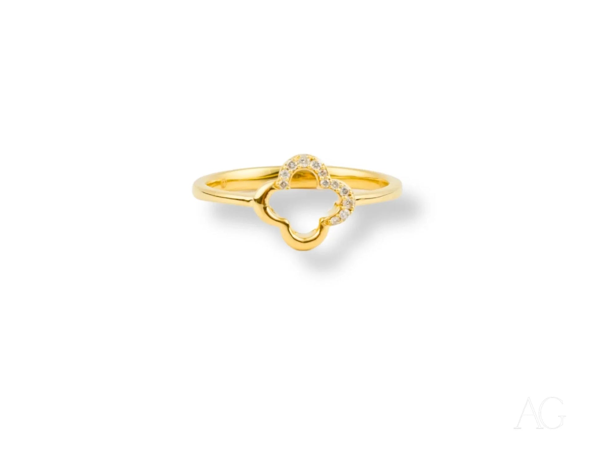 Gold 18k flower diamond ring with clover design and sparkling diamond accents