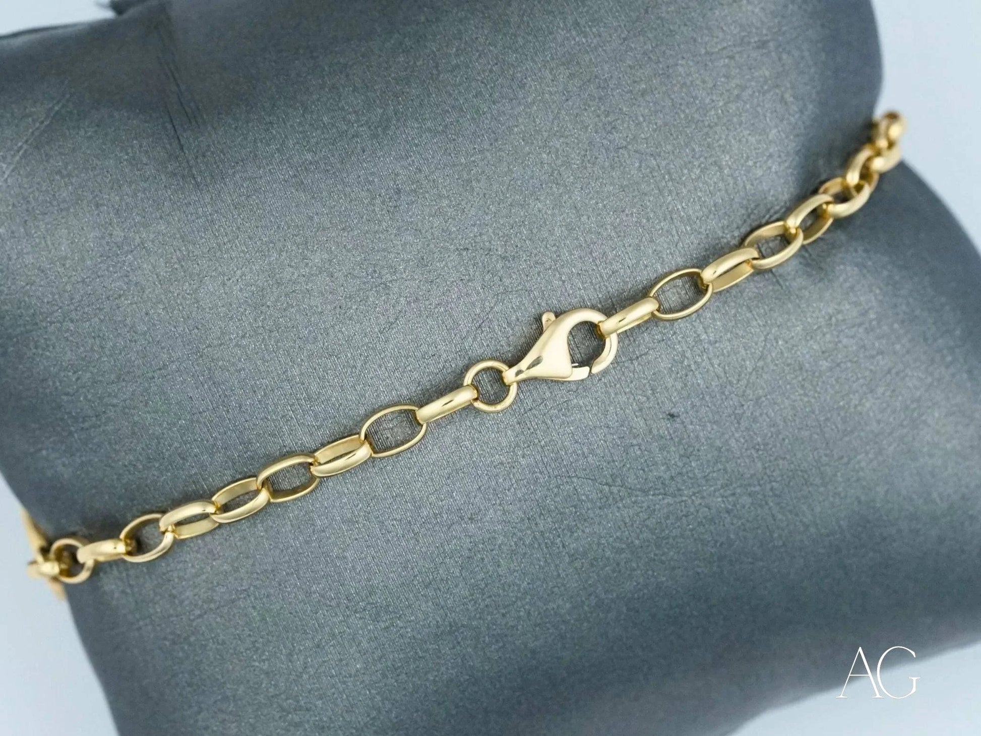 Elegant 18k gold bracelet with oval links and sparkling cubic zirconia accents