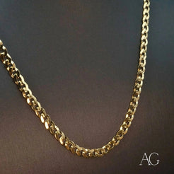 Elegant 18k gold Cuban chain featuring interlocking links for a timeless look