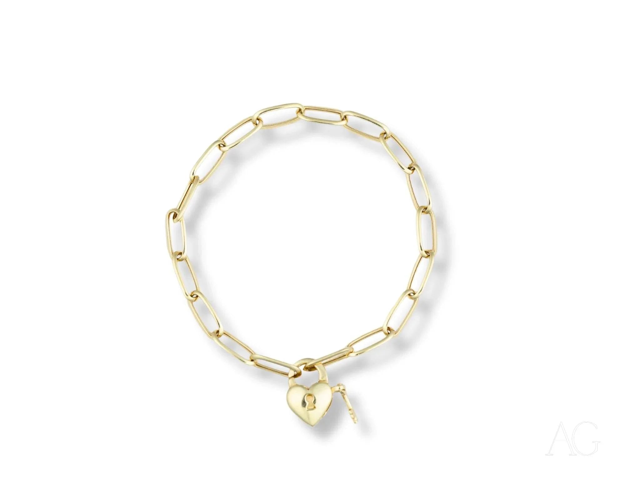 Elegant 18k gold bracelet with heart-shaped charm and lobster clasp for any occasion