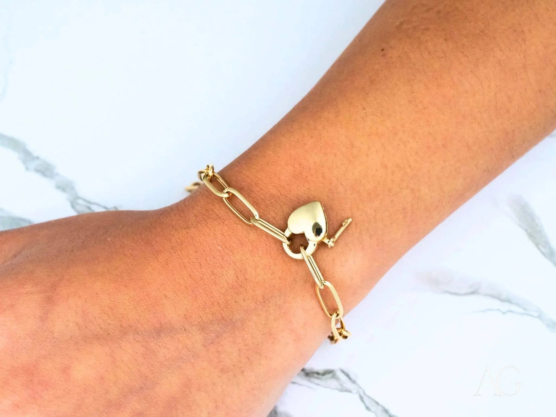 Elegant 18k gold bracelet with heart-shaped lobster clasp charm for any occasion