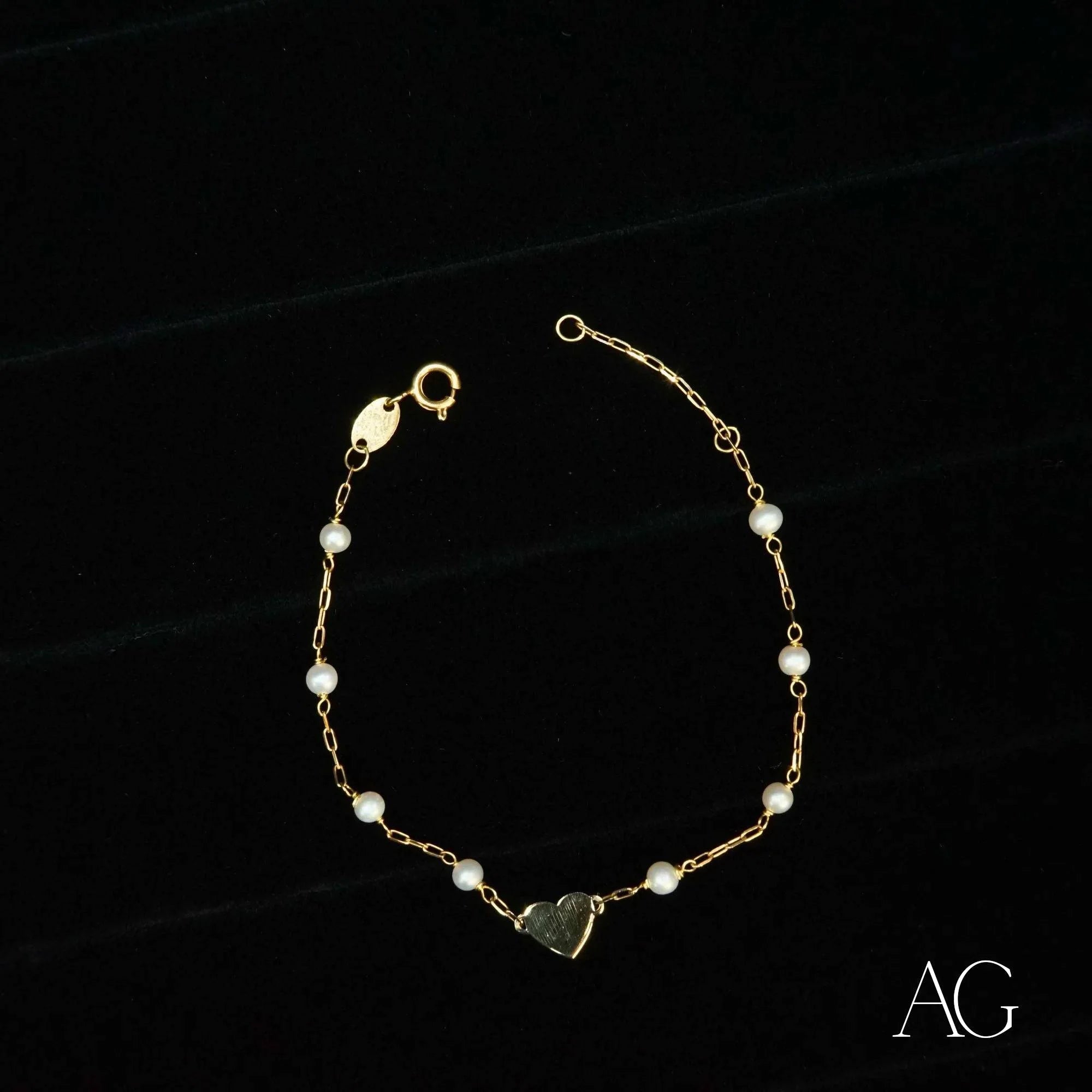 Elegant 18k gold heart bracelet with small pearls and a charming heart charm