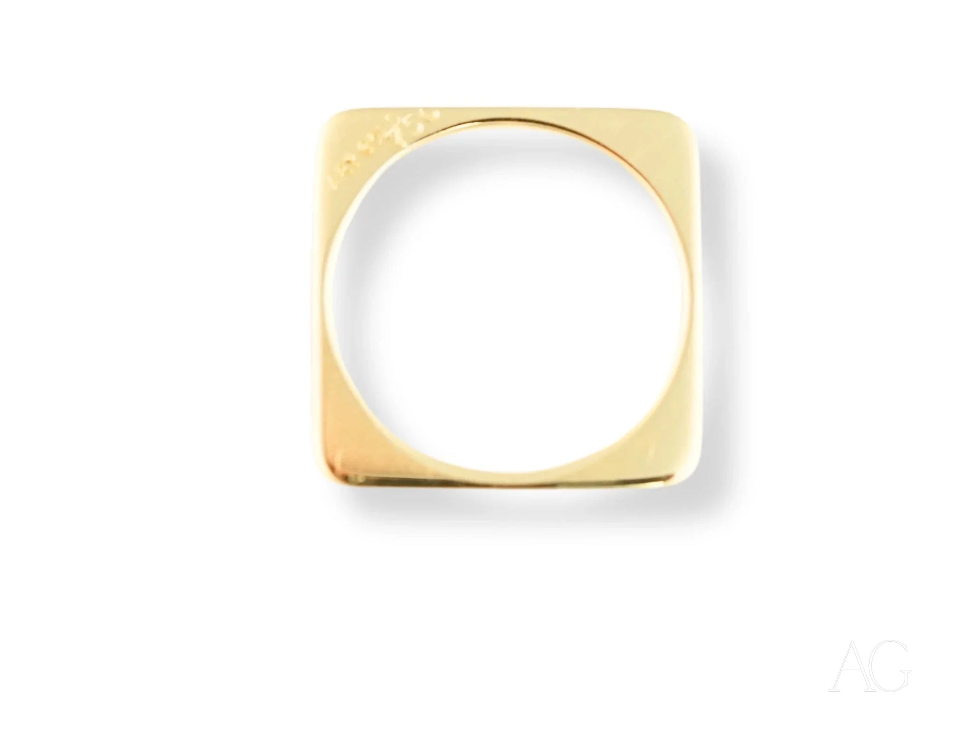 Elegant 18k yellow gold ring featuring a square shape and circular opening