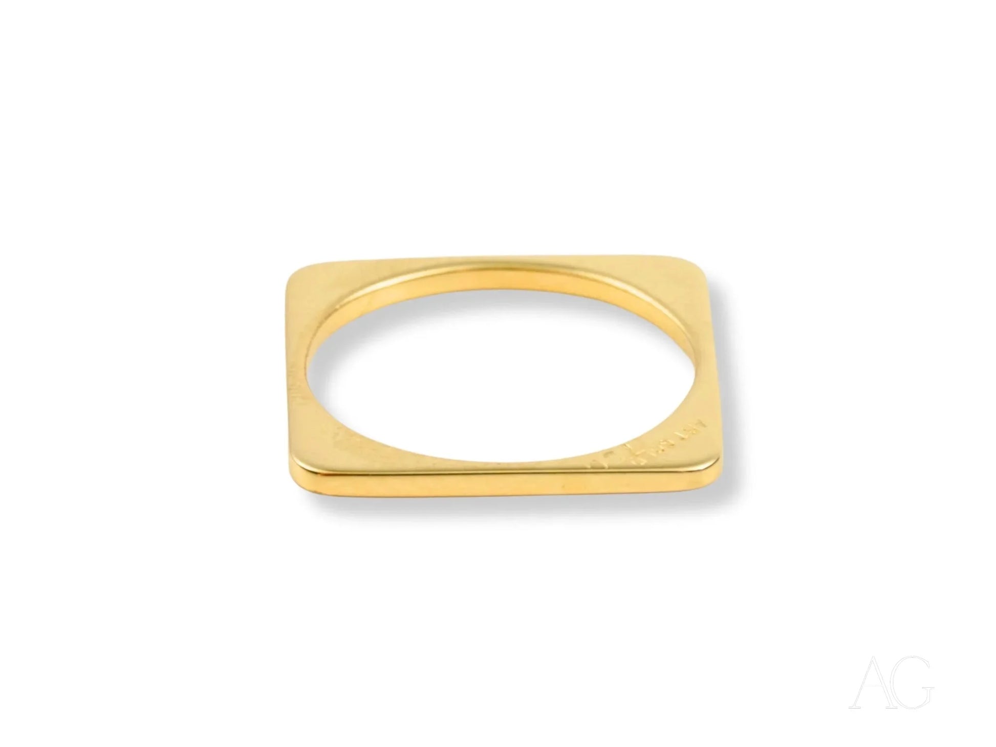 Elegant 18k yellow gold ring with a square design and rounded inner opening