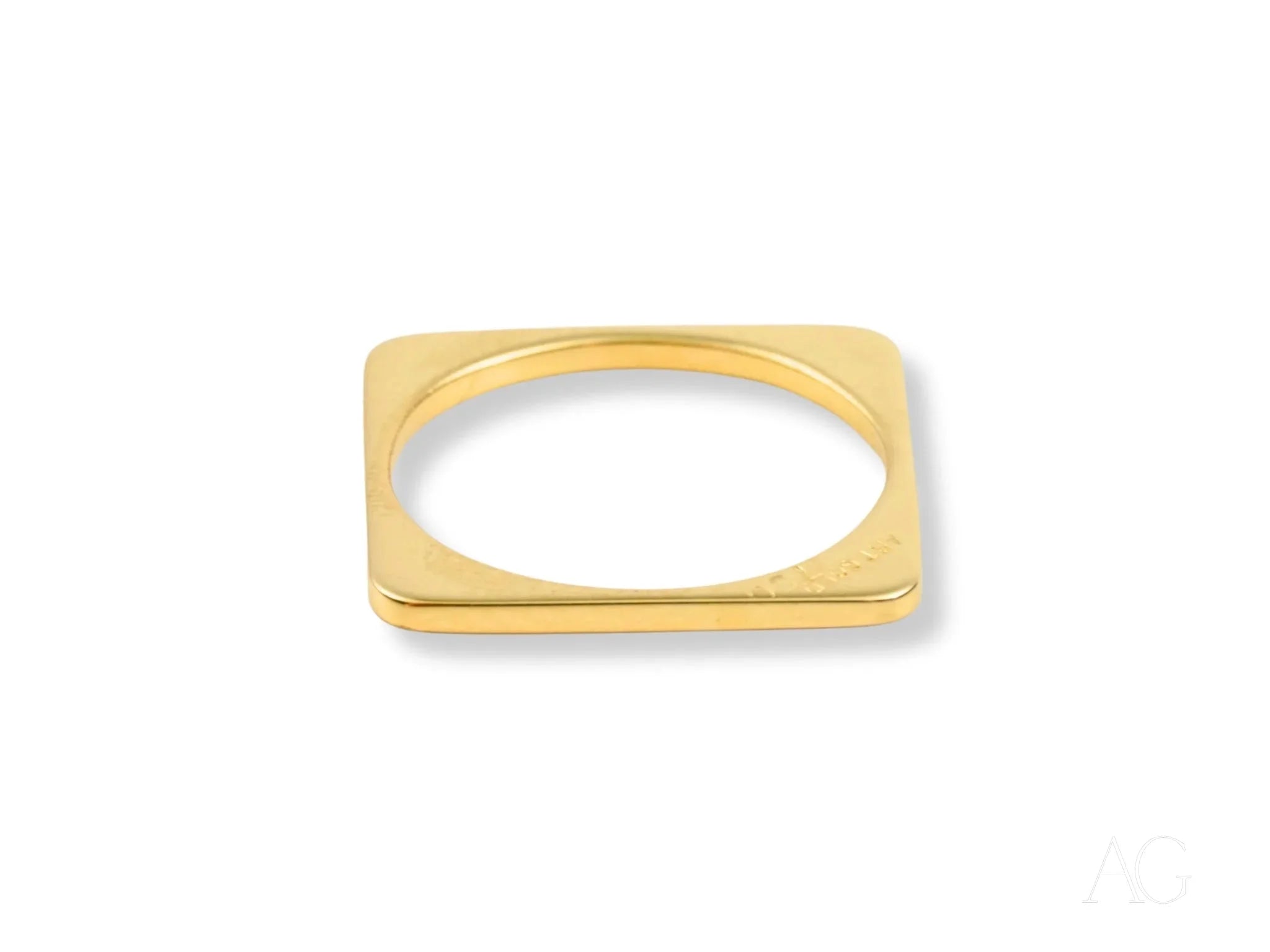 Elegant 18k yellow gold ring with a square design and rounded inner opening