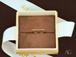 Elegant 18k yellow gold square shape ring in brown suede-lined jewelry box