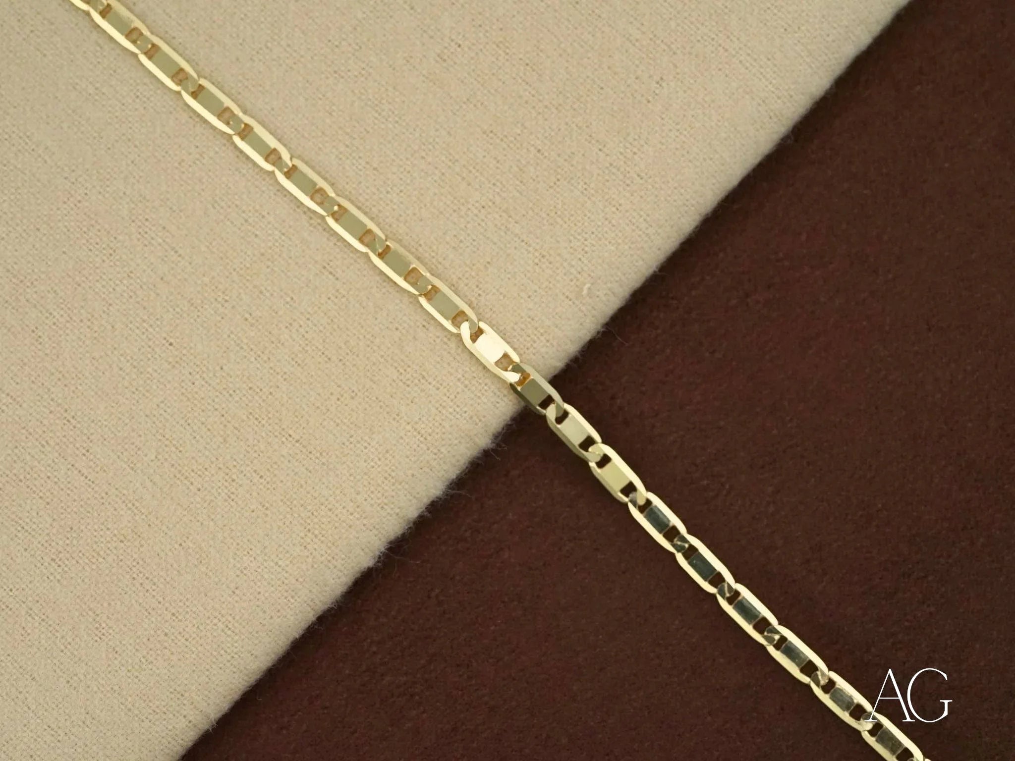 Elegant solid 18k gold piastrine link bracelet with delicate rectangular links