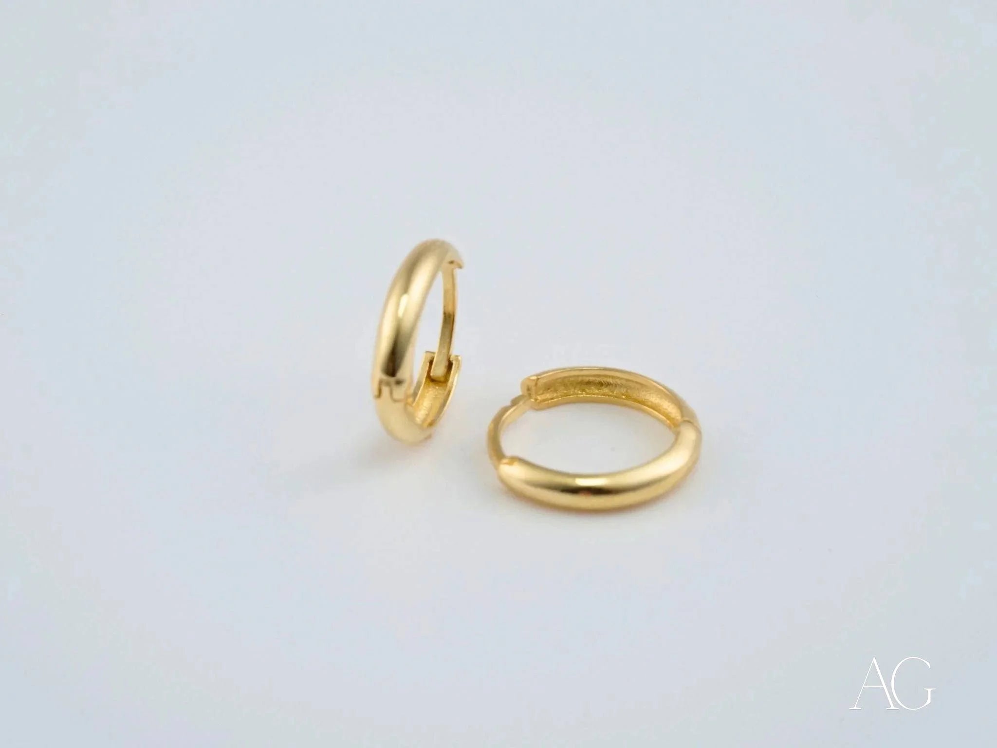 Two gold wedding bands in 18k yellow gold, symbolizing timeless elegance and love