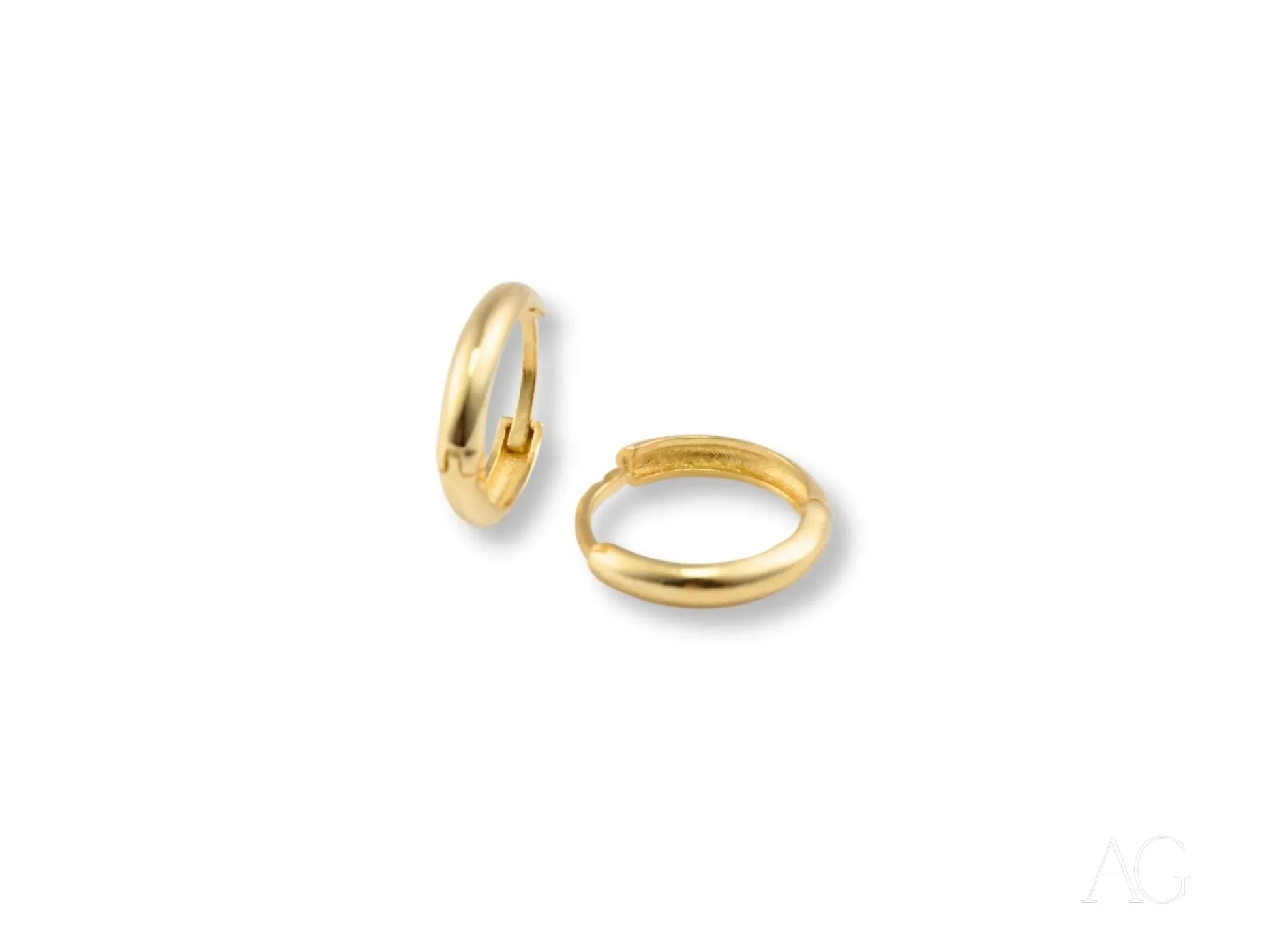 Two gold wedding bands highlighting the beauty of 18k yellow gold craftsmanship