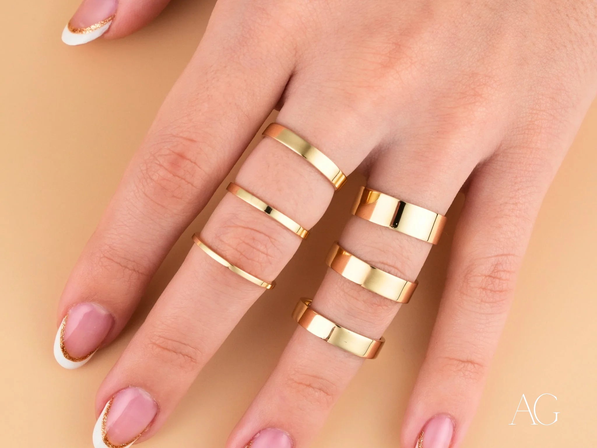 Gold-colored multi-band rings from the Essence Collection in minimalistic 18k gold