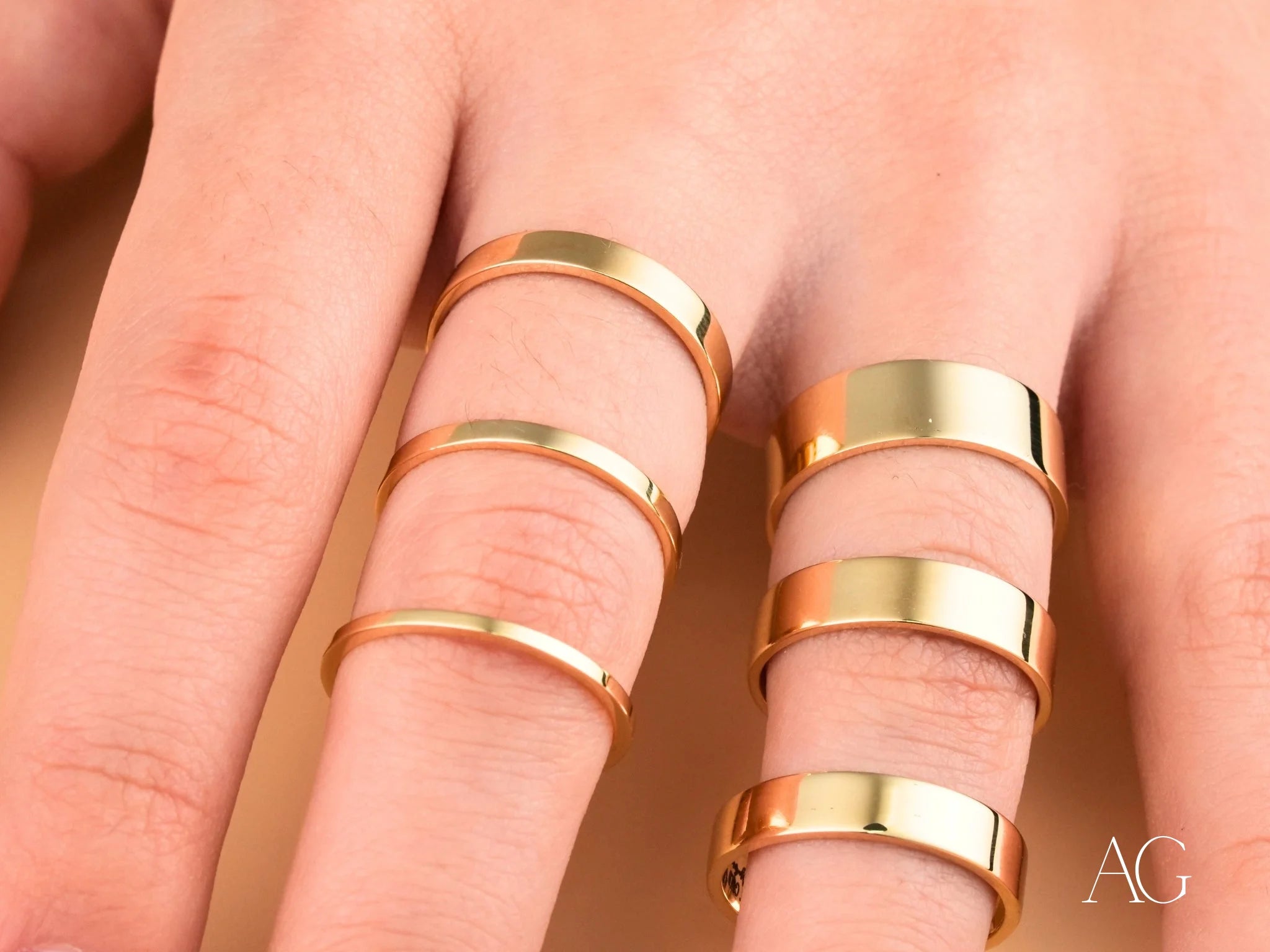 Gold-colored metallic rings from Essence Collection in minimalistic 18k gold design