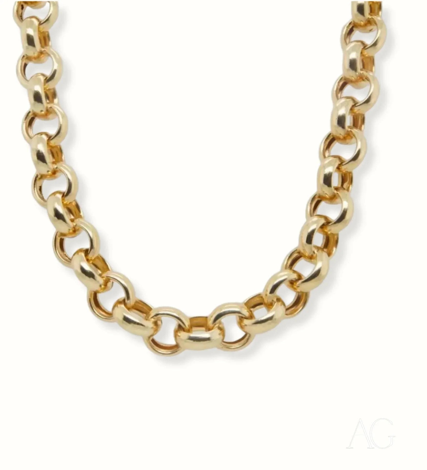 Gold chain necklace with interlocking circular links in Exquisite 18k Gold Jewelry