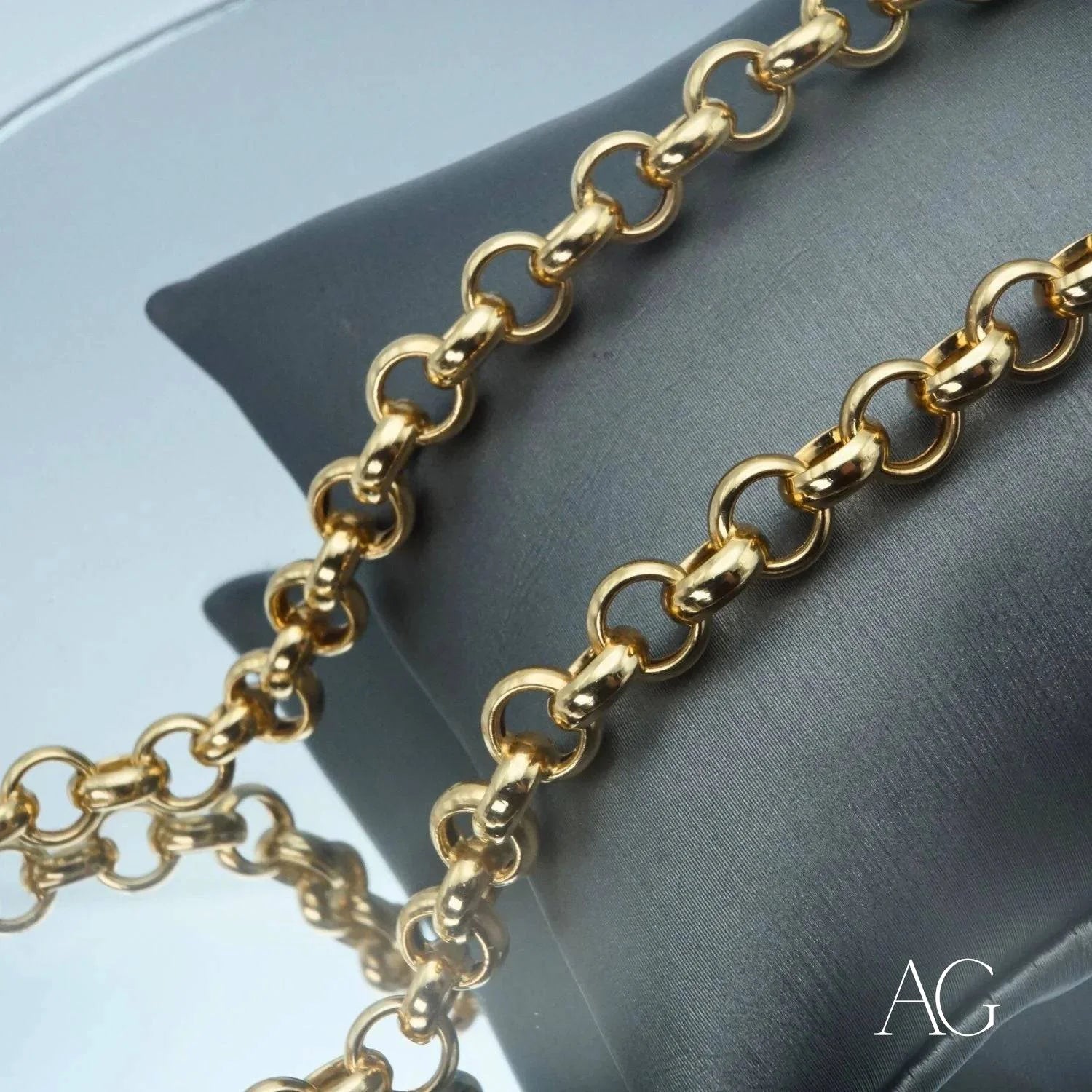 Exquisite 18k Gold Chain necklace featuring circular links in elegant gold jewelry