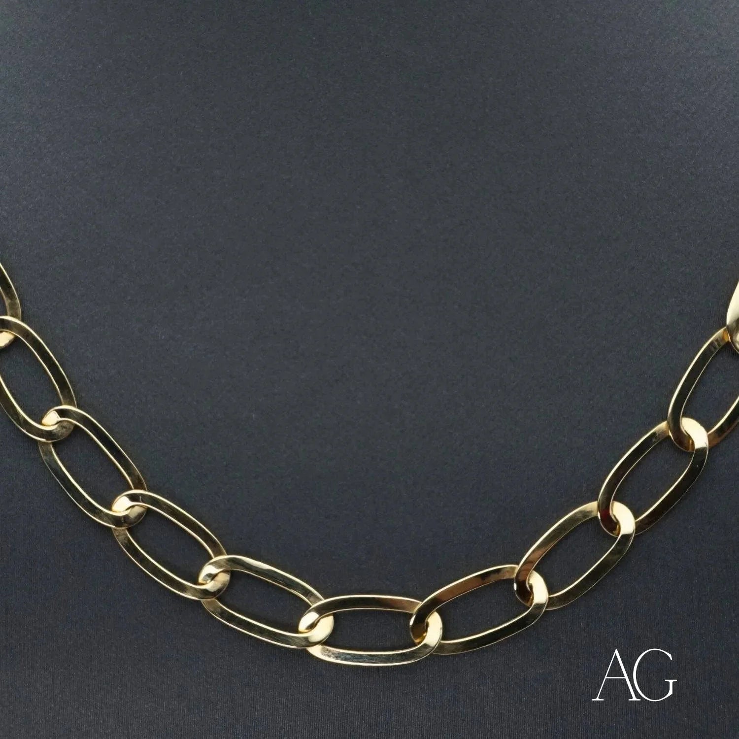 Elegant 18k gold chain necklace with oval links from Exquisite Art Gold collection