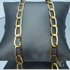 Exquisite Art Gold 18k Gold Chain elegantly displayed on a dark cushion backdrop