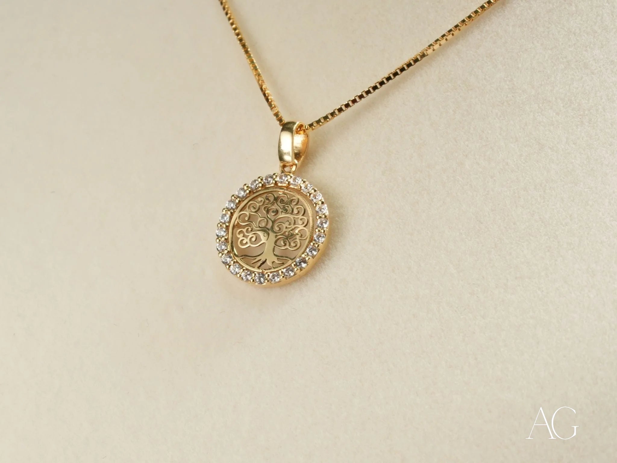 18k gold pendant necklace featuring Árvore da Vida medallion with crystal embellishments