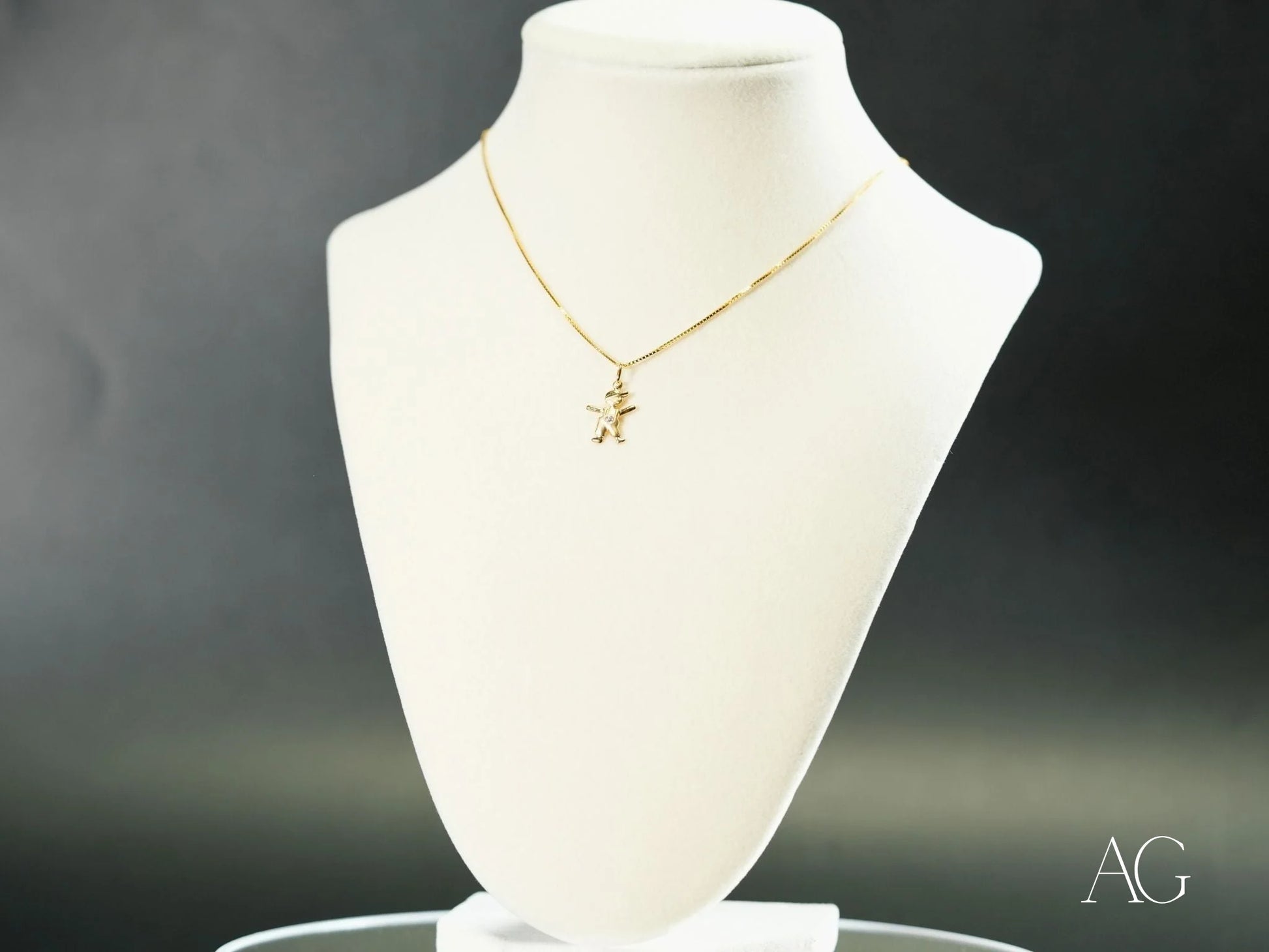 Gold necklace with a star pendant on a bust, featuring an 18k gold charm