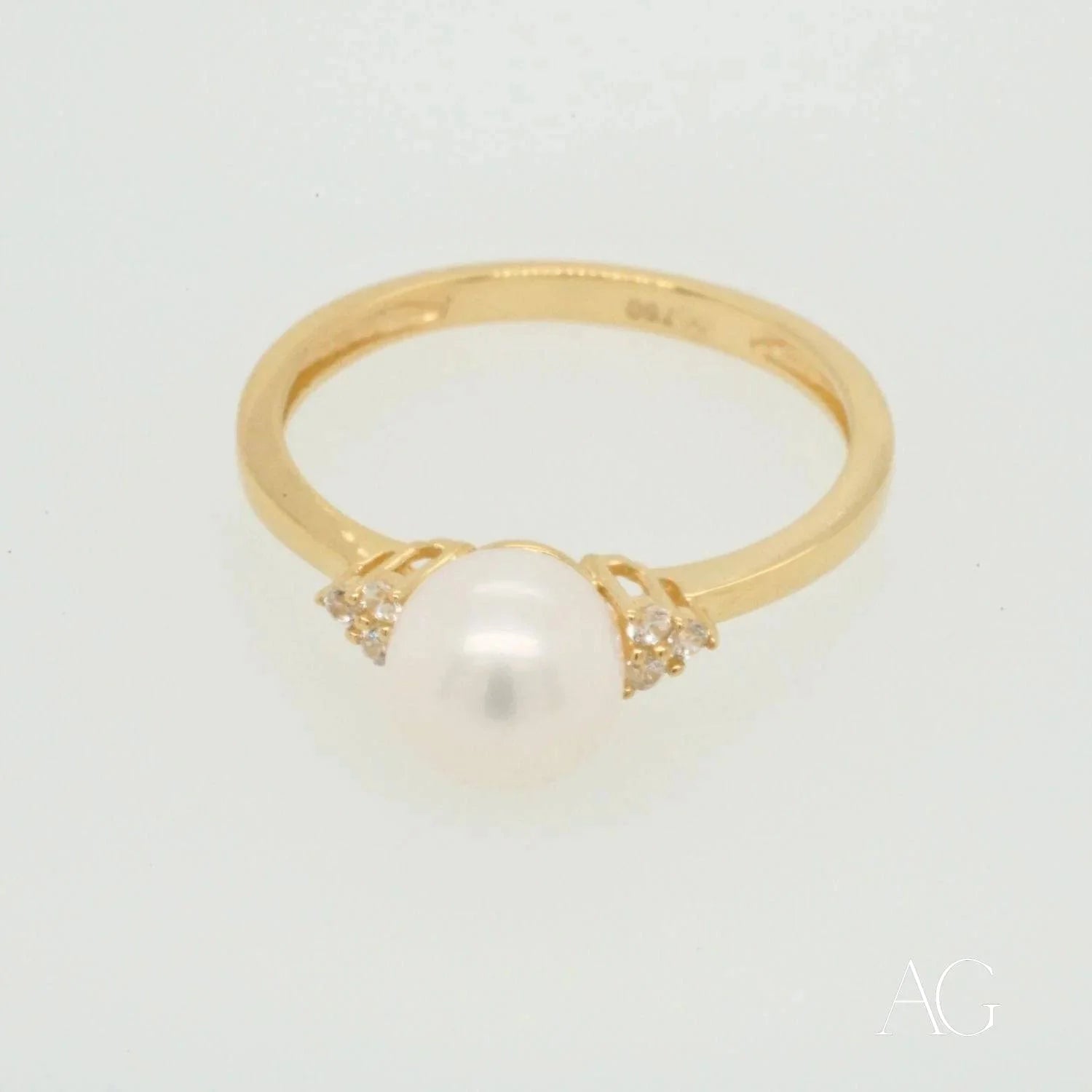 Stunning 7mm pearl ring in 18k gold with a central pearl and diamond accents