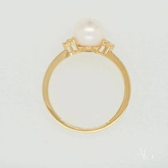 Gold ring featuring a stunning 7mm pearl and two diamonds in 18k gold setting