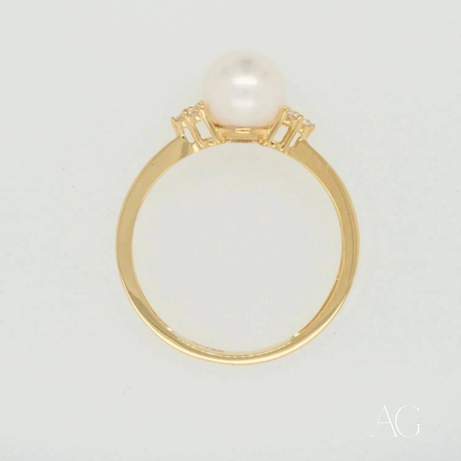 Gold ring featuring a stunning 7mm pearl and two diamonds in 18k gold setting