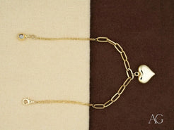 Gold chain necklace with heart motif pendant in 18k gold for elegant style