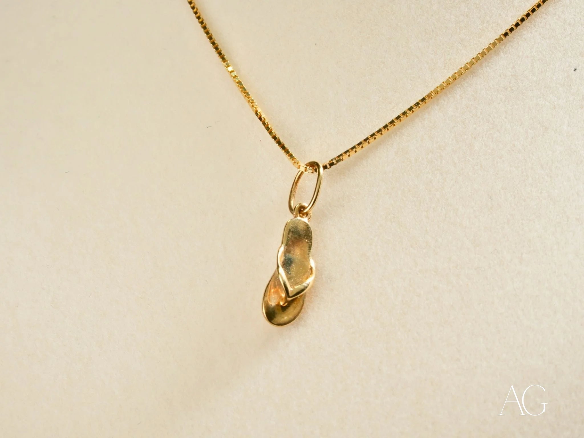 Golden Flip Flop Pendant in 18k Gold on a stylish chain necklace