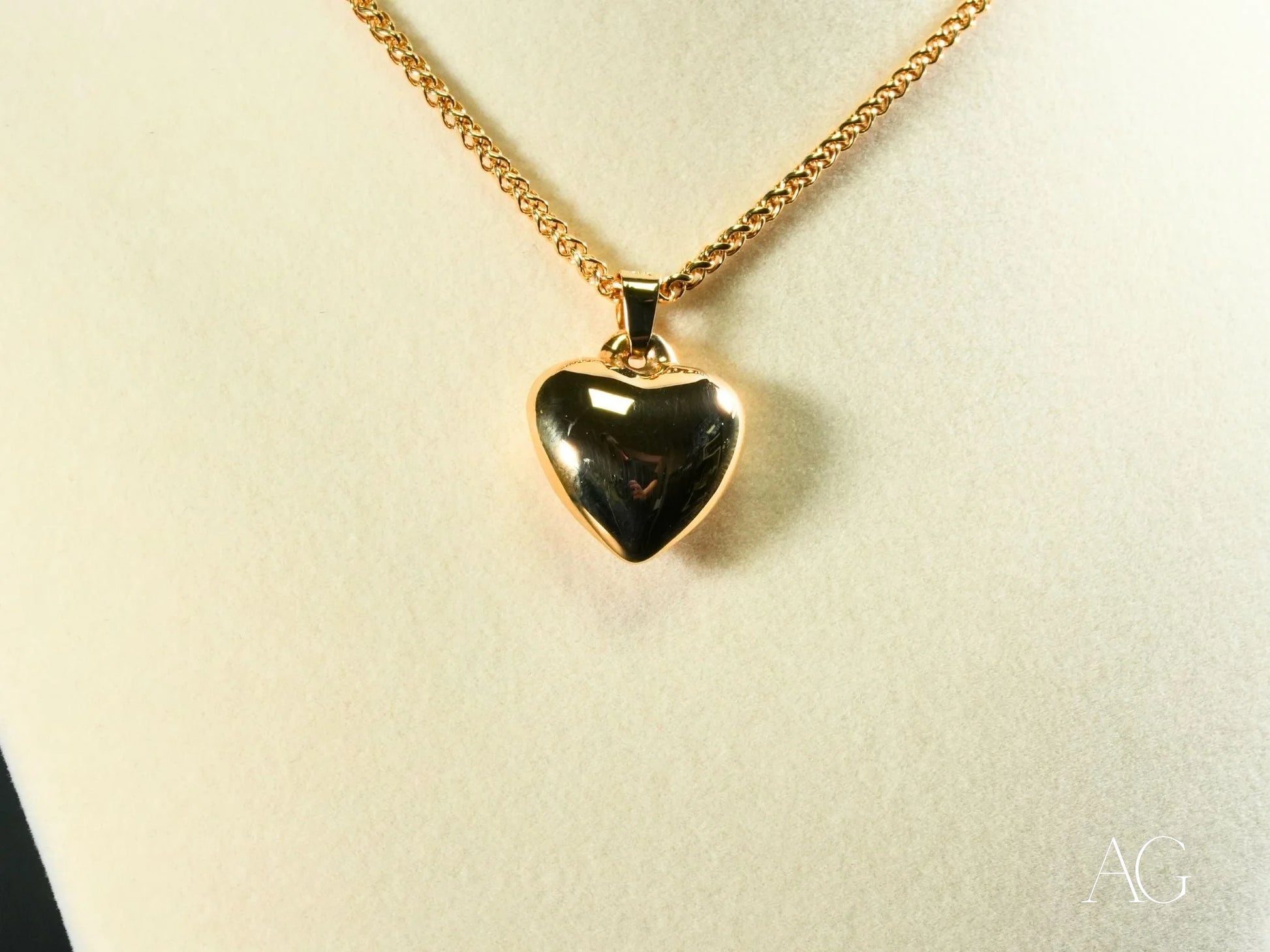 Gold heart-shaped pendant on a delicate chain necklace in 18k gold for a timeless look