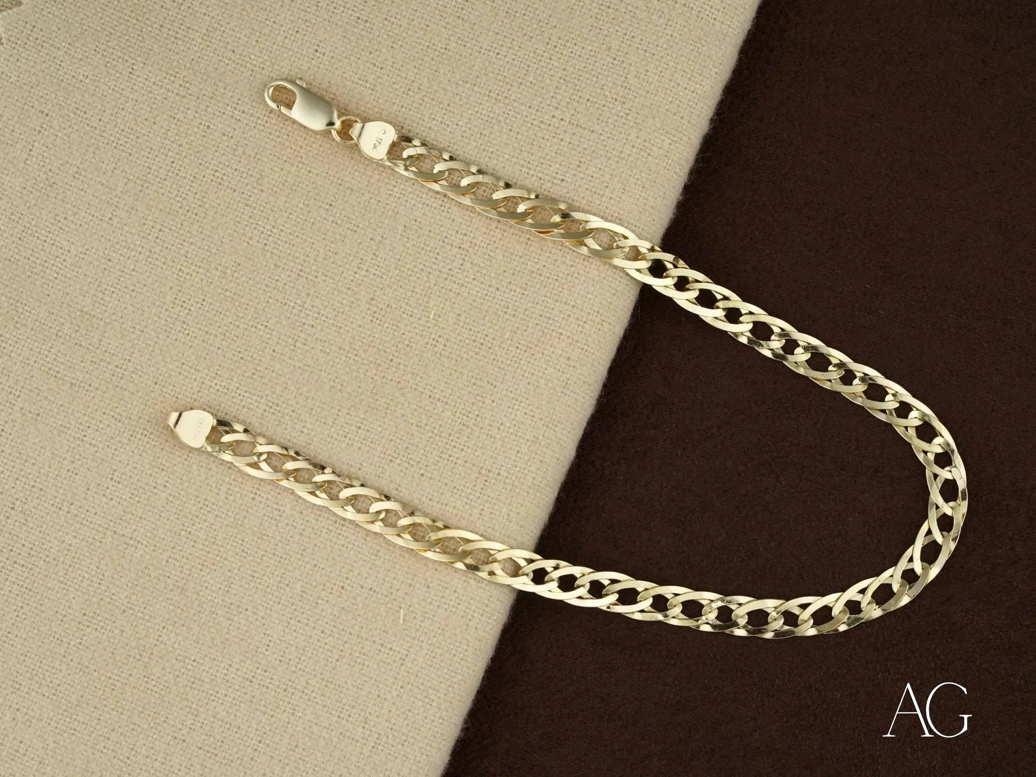 Silver chain bracelet with flat interlocking links in 18k solid gold double flated link style