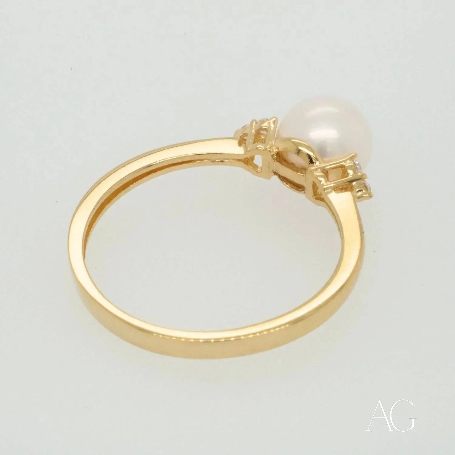 Gold ring with 7mm pearl and diamonds in 18k gold setting, Golden Elegance collection