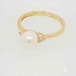 Gold ring featuring a stunning 7mm pearl and small diamonds in 18k gold