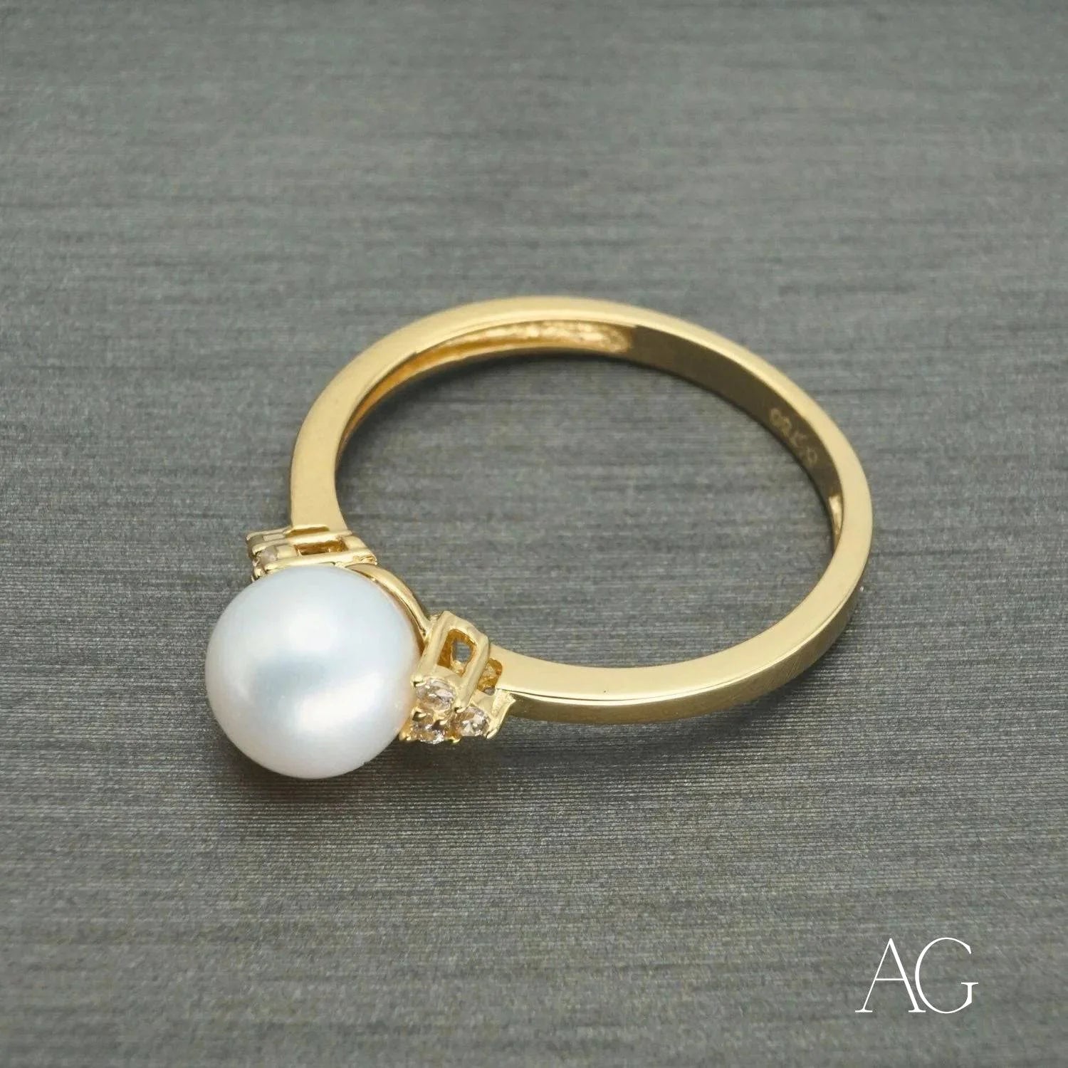 Gold ring with a stunning 7mm pearl and small diamonds in 18k gold setting