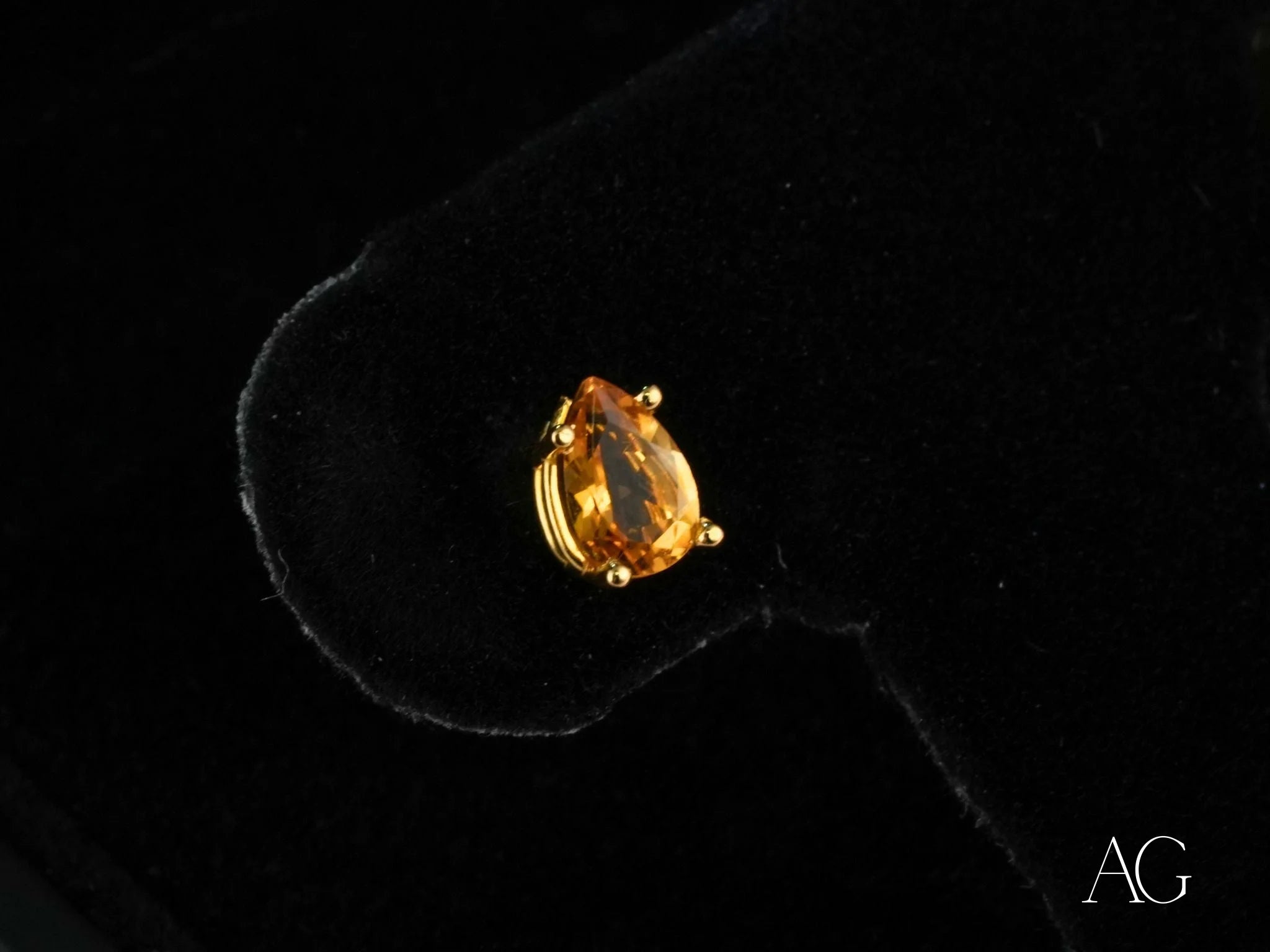 Teardrop-shaped 18k gold citrine earrings featuring pear-cut citrine gemstones