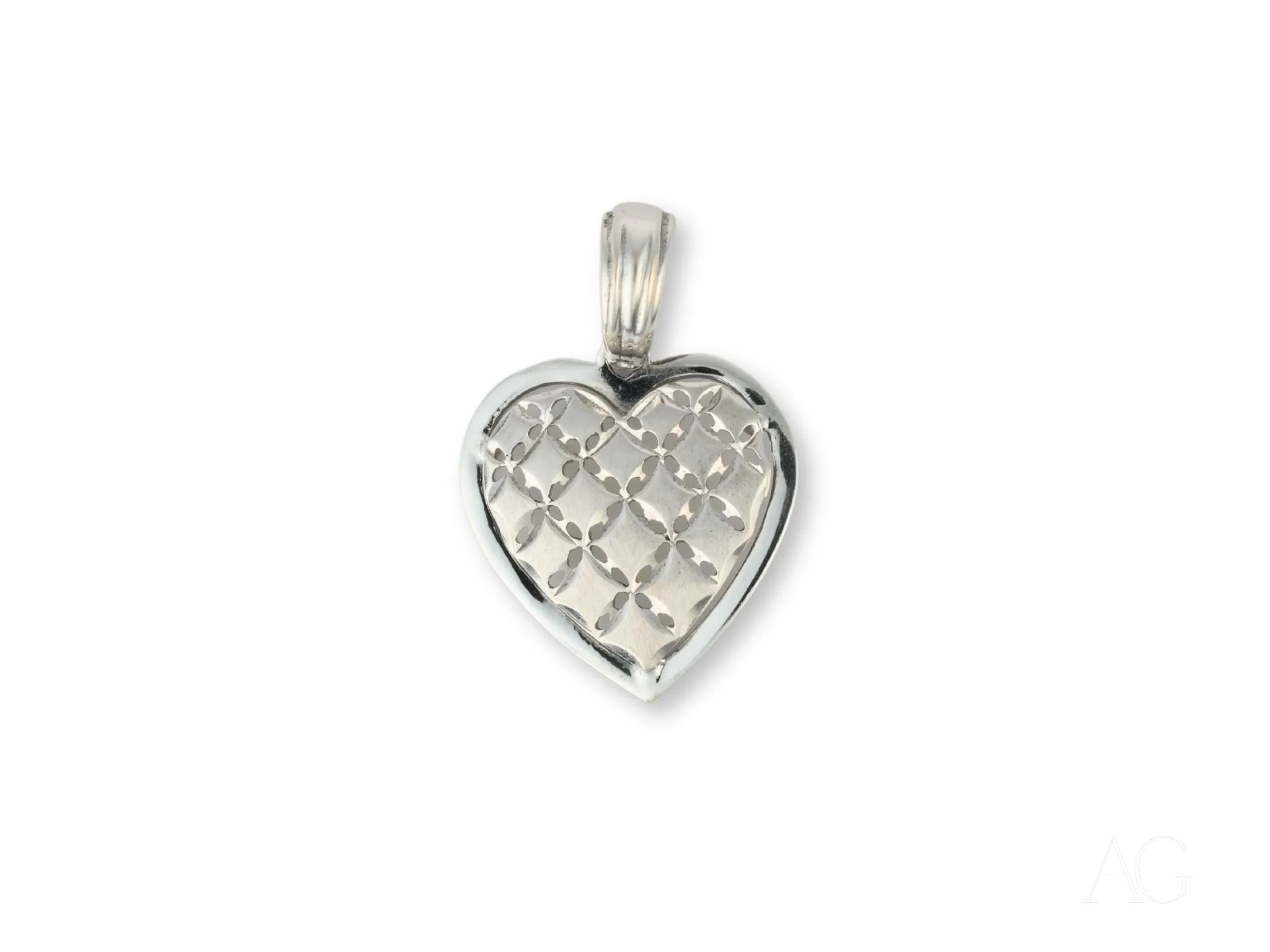 Silver heart-shaped pendant in quilted design, crafted from 18k white gold