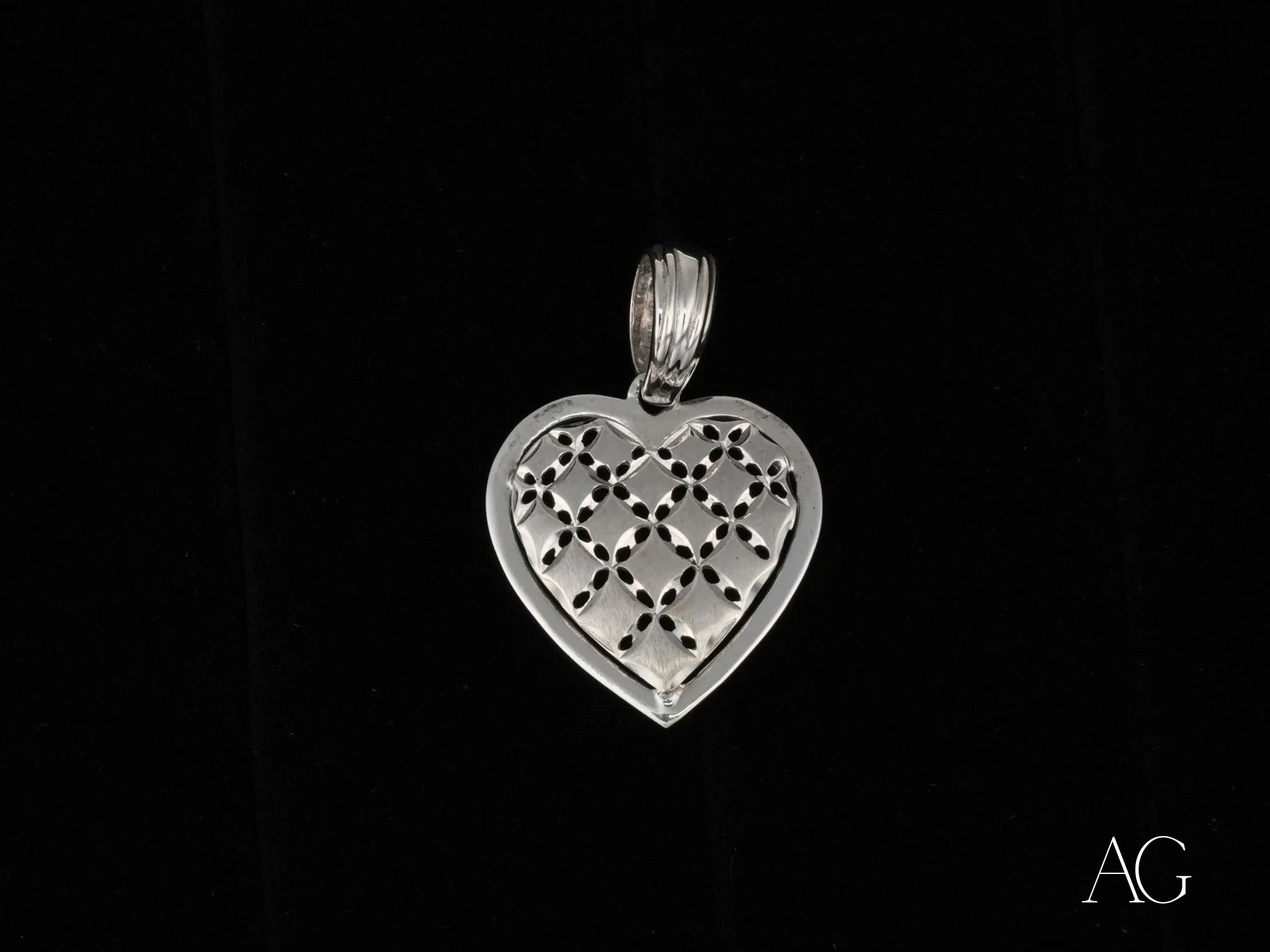 Silver heart pendant in 18k white gold with latticed cross pattern design